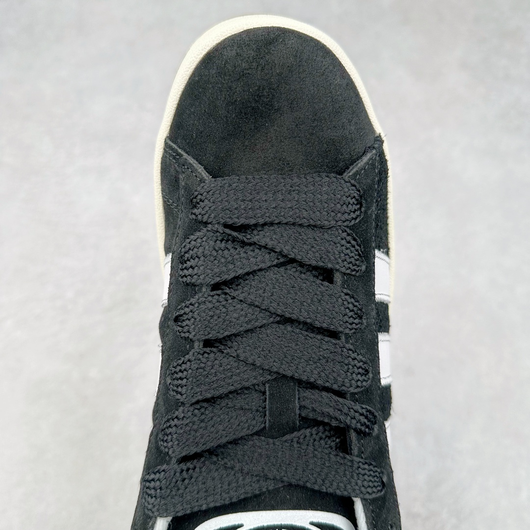 图片[4]-＃K8纯原 AD Originals Campus 00s 学院系列面包风经典复古低帮百搭休闲运动板鞋 HQ8708 原鞋开发 正确版型 市面唯一全鞋采用原厂头层SD皮料 正确宽版鞋盒 清洁度完美 诠释最高工艺 这次 Originals 选择了以经典复古鞋型 Campus 为蓝本打造全新面包鞋 这款鞋型联名不断 冠希当年对它更是钟爱有加 论牌面丝毫不输贝壳头、Forum 等大热鞋型 这次 Campus 一改 80 年代的瘦长造型 鞋舌、鞋身、鞋底甚至细节都变大了 营造出千禧年前后流行的面包鞋宽大廓形 因此鞋名改为 Campus 00s 鞋身采用绒面皮料搭配白色常规皮革 质感上还是延续了经典 Campus 的设计 鞋舌填充更加饱满 让鞋款整体看起来更加圆润 搭配上这款浅蓝配色「蓝胖子」造型真的很可爱 鞋舌还加入了与以往 Campus 不同的全新三叶草 Logo 令造型更具千禧气息 鞋带也采用了加宽的设计 如果你不喜欢 这次还附送了传统鞋带可以替换 鞋底采用了米黄做旧设计 凸显鞋款的复古年代感 除了清新可人的浅蓝配色 还有一款酷灰配色 造型更加硬朗复古 而且相比浅蓝配色更加耐脏 尺码：36 36⅔ 37⅓ 38 38⅔ 39⅓ 40 40⅔ 41⅓ 42 42⅔ 43⅓ 44 44 ⅓ 45-选品中心