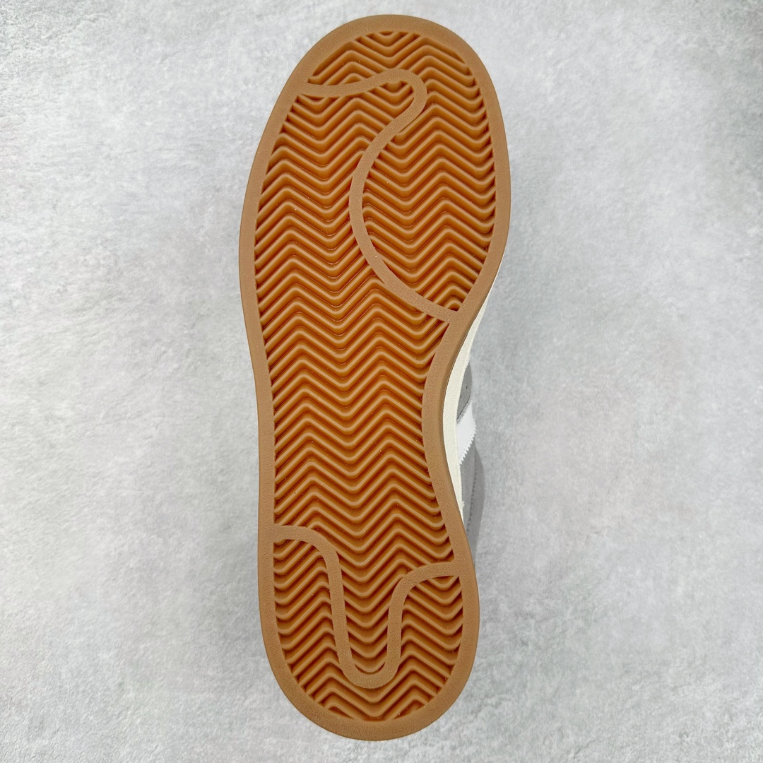 图片[9]-＃K8纯原 AD Originals Campus 00s 学院系列面包风经典复古低帮百搭休闲运动板鞋 HQ8707 原鞋开发 正确版型 市面唯一全鞋采用原厂头层SD皮料 正确宽版鞋盒 清洁度完美 诠释最高工艺 这次 Originals 选择了以经典复古鞋型 Campus 为蓝本打造全新面包鞋 这款鞋型联名不断 冠希当年对它更是钟爱有加 论牌面丝毫不输贝壳头、Forum 等大热鞋型 这次 Campus 一改 80 年代的瘦长造型 鞋舌、鞋身、鞋底甚至细节都变大了 营造出千禧年前后流行的面包鞋宽大廓形 因此鞋名改为 Campus 00s 鞋身采用绒面皮料搭配白色常规皮革 质感上还是延续了经典 Campus 的设计 鞋舌填充更加饱满 让鞋款整体看起来更加圆润 搭配上这款浅蓝配色「蓝胖子」造型真的很可爱 鞋舌还加入了与以往 Campus 不同的全新三叶草 Logo 令造型更具千禧气息 鞋带也采用了加宽的设计 如果你不喜欢 这次还附送了传统鞋带可以替换 鞋底采用了米黄做旧设计 凸显鞋款的复古年代感 除了清新可人的浅蓝配色 还有一款酷灰配色 造型更加硬朗复古 而且相比浅蓝配色更加耐脏 尺码：36 36⅔ 37⅓ 38 38⅔ 39⅓ 40 40⅔ 41⅓ 42 42⅔ 43⅓ 44 44 ⅓ 45-选品中心