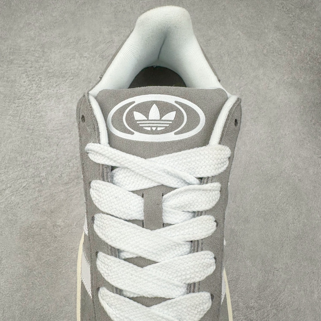 图片[5]-＃K8纯原 AD Originals Campus 00s 学院系列面包风经典复古低帮百搭休闲运动板鞋 HQ8707 原鞋开发 正确版型 市面唯一全鞋采用原厂头层SD皮料 正确宽版鞋盒 清洁度完美 诠释最高工艺 这次 Originals 选择了以经典复古鞋型 Campus 为蓝本打造全新面包鞋 这款鞋型联名不断 冠希当年对它更是钟爱有加 论牌面丝毫不输贝壳头、Forum 等大热鞋型 这次 Campus 一改 80 年代的瘦长造型 鞋舌、鞋身、鞋底甚至细节都变大了 营造出千禧年前后流行的面包鞋宽大廓形 因此鞋名改为 Campus 00s 鞋身采用绒面皮料搭配白色常规皮革 质感上还是延续了经典 Campus 的设计 鞋舌填充更加饱满 让鞋款整体看起来更加圆润 搭配上这款浅蓝配色「蓝胖子」造型真的很可爱 鞋舌还加入了与以往 Campus 不同的全新三叶草 Logo 令造型更具千禧气息 鞋带也采用了加宽的设计 如果你不喜欢 这次还附送了传统鞋带可以替换 鞋底采用了米黄做旧设计 凸显鞋款的复古年代感 除了清新可人的浅蓝配色 还有一款酷灰配色 造型更加硬朗复古 而且相比浅蓝配色更加耐脏 尺码：36 36⅔ 37⅓ 38 38⅔ 39⅓ 40 40⅔ 41⅓ 42 42⅔ 43⅓ 44 44 ⅓ 45-选品中心