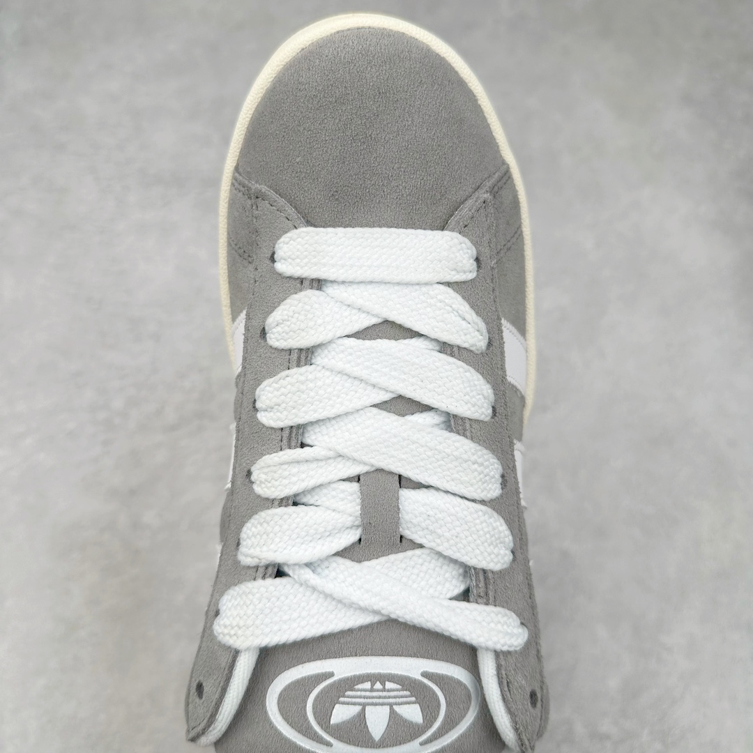 图片[4]-＃K8纯原 AD Originals Campus 00s 学院系列面包风经典复古低帮百搭休闲运动板鞋 HQ8707 原鞋开发 正确版型 市面唯一全鞋采用原厂头层SD皮料 正确宽版鞋盒 清洁度完美 诠释最高工艺 这次 Originals 选择了以经典复古鞋型 Campus 为蓝本打造全新面包鞋 这款鞋型联名不断 冠希当年对它更是钟爱有加 论牌面丝毫不输贝壳头、Forum 等大热鞋型 这次 Campus 一改 80 年代的瘦长造型 鞋舌、鞋身、鞋底甚至细节都变大了 营造出千禧年前后流行的面包鞋宽大廓形 因此鞋名改为 Campus 00s 鞋身采用绒面皮料搭配白色常规皮革 质感上还是延续了经典 Campus 的设计 鞋舌填充更加饱满 让鞋款整体看起来更加圆润 搭配上这款浅蓝配色「蓝胖子」造型真的很可爱 鞋舌还加入了与以往 Campus 不同的全新三叶草 Logo 令造型更具千禧气息 鞋带也采用了加宽的设计 如果你不喜欢 这次还附送了传统鞋带可以替换 鞋底采用了米黄做旧设计 凸显鞋款的复古年代感 除了清新可人的浅蓝配色 还有一款酷灰配色 造型更加硬朗复古 而且相比浅蓝配色更加耐脏 尺码：36 36⅔ 37⅓ 38 38⅔ 39⅓ 40 40⅔ 41⅓ 42 42⅔ 43⅓ 44 44 ⅓ 45-选品中心