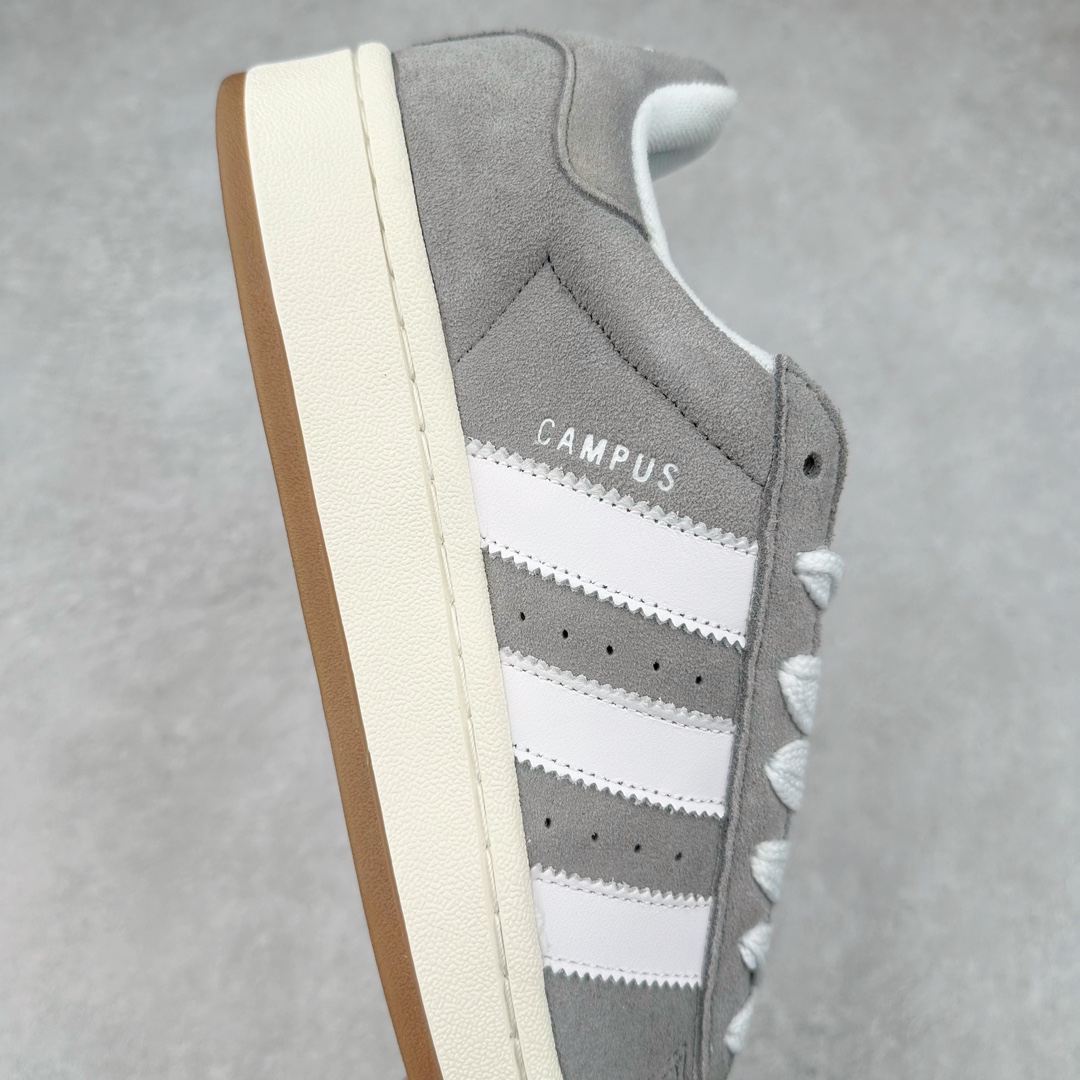 图片[6]-＃K8纯原 AD Originals Campus 00s 学院系列面包风经典复古低帮百搭休闲运动板鞋 HQ8707 原鞋开发 正确版型 市面唯一全鞋采用原厂头层SD皮料 正确宽版鞋盒 清洁度完美 诠释最高工艺 这次 Originals 选择了以经典复古鞋型 Campus 为蓝本打造全新面包鞋 这款鞋型联名不断 冠希当年对它更是钟爱有加 论牌面丝毫不输贝壳头、Forum 等大热鞋型 这次 Campus 一改 80 年代的瘦长造型 鞋舌、鞋身、鞋底甚至细节都变大了 营造出千禧年前后流行的面包鞋宽大廓形 因此鞋名改为 Campus 00s 鞋身采用绒面皮料搭配白色常规皮革 质感上还是延续了经典 Campus 的设计 鞋舌填充更加饱满 让鞋款整体看起来更加圆润 搭配上这款浅蓝配色「蓝胖子」造型真的很可爱 鞋舌还加入了与以往 Campus 不同的全新三叶草 Logo 令造型更具千禧气息 鞋带也采用了加宽的设计 如果你不喜欢 这次还附送了传统鞋带可以替换 鞋底采用了米黄做旧设计 凸显鞋款的复古年代感 除了清新可人的浅蓝配色 还有一款酷灰配色 造型更加硬朗复古 而且相比浅蓝配色更加耐脏 尺码：36 36⅔ 37⅓ 38 38⅔ 39⅓ 40 40⅔ 41⅓ 42 42⅔ 43⅓ 44 44 ⅓ 45-选品中心