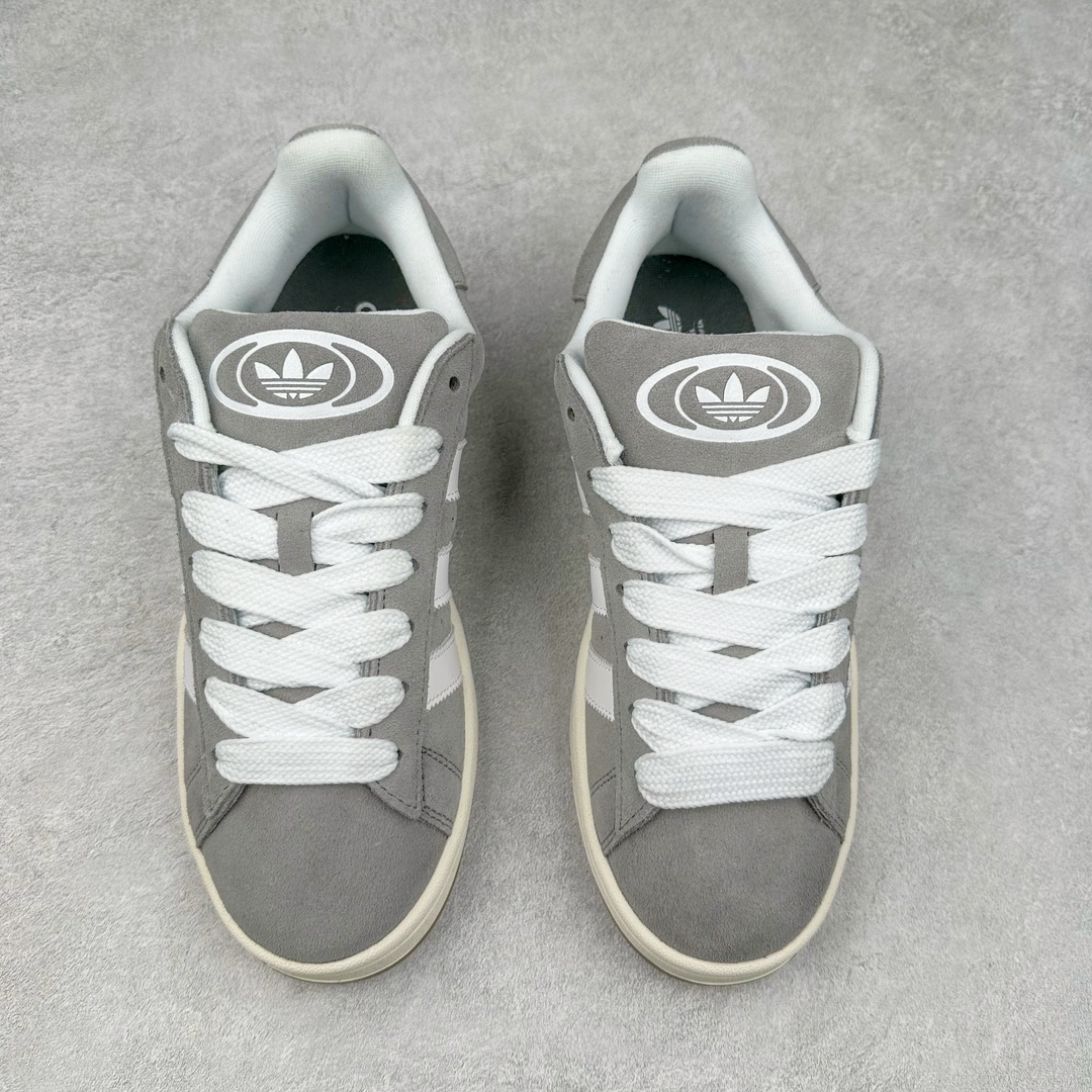 图片[2]-＃K8纯原 AD Originals Campus 00s 学院系列面包风经典复古低帮百搭休闲运动板鞋 HQ8707 原鞋开发 正确版型 市面唯一全鞋采用原厂头层SD皮料 正确宽版鞋盒 清洁度完美 诠释最高工艺 这次 Originals 选择了以经典复古鞋型 Campus 为蓝本打造全新面包鞋 这款鞋型联名不断 冠希当年对它更是钟爱有加 论牌面丝毫不输贝壳头、Forum 等大热鞋型 这次 Campus 一改 80 年代的瘦长造型 鞋舌、鞋身、鞋底甚至细节都变大了 营造出千禧年前后流行的面包鞋宽大廓形 因此鞋名改为 Campus 00s 鞋身采用绒面皮料搭配白色常规皮革 质感上还是延续了经典 Campus 的设计 鞋舌填充更加饱满 让鞋款整体看起来更加圆润 搭配上这款浅蓝配色「蓝胖子」造型真的很可爱 鞋舌还加入了与以往 Campus 不同的全新三叶草 Logo 令造型更具千禧气息 鞋带也采用了加宽的设计 如果你不喜欢 这次还附送了传统鞋带可以替换 鞋底采用了米黄做旧设计 凸显鞋款的复古年代感 除了清新可人的浅蓝配色 还有一款酷灰配色 造型更加硬朗复古 而且相比浅蓝配色更加耐脏 尺码：36 36⅔ 37⅓ 38 38⅔ 39⅓ 40 40⅔ 41⅓ 42 42⅔ 43⅓ 44 44 ⅓ 45-选品中心