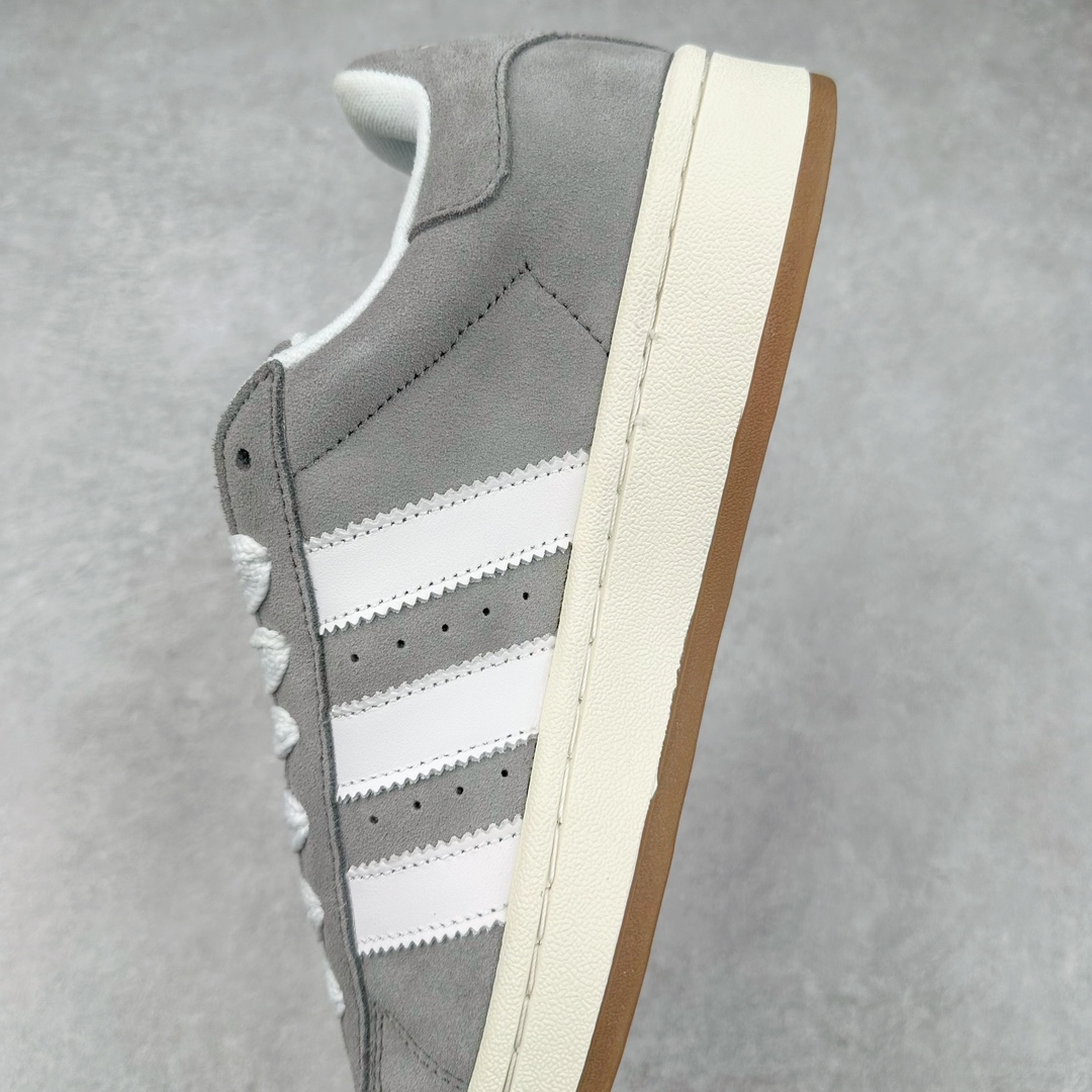 图片[7]-＃K8纯原 AD Originals Campus 00s 学院系列面包风经典复古低帮百搭休闲运动板鞋 HQ8707 原鞋开发 正确版型 市面唯一全鞋采用原厂头层SD皮料 正确宽版鞋盒 清洁度完美 诠释最高工艺 这次 Originals 选择了以经典复古鞋型 Campus 为蓝本打造全新面包鞋 这款鞋型联名不断 冠希当年对它更是钟爱有加 论牌面丝毫不输贝壳头、Forum 等大热鞋型 这次 Campus 一改 80 年代的瘦长造型 鞋舌、鞋身、鞋底甚至细节都变大了 营造出千禧年前后流行的面包鞋宽大廓形 因此鞋名改为 Campus 00s 鞋身采用绒面皮料搭配白色常规皮革 质感上还是延续了经典 Campus 的设计 鞋舌填充更加饱满 让鞋款整体看起来更加圆润 搭配上这款浅蓝配色「蓝胖子」造型真的很可爱 鞋舌还加入了与以往 Campus 不同的全新三叶草 Logo 令造型更具千禧气息 鞋带也采用了加宽的设计 如果你不喜欢 这次还附送了传统鞋带可以替换 鞋底采用了米黄做旧设计 凸显鞋款的复古年代感 除了清新可人的浅蓝配色 还有一款酷灰配色 造型更加硬朗复古 而且相比浅蓝配色更加耐脏 尺码：36 36⅔ 37⅓ 38 38⅔ 39⅓ 40 40⅔ 41⅓ 42 42⅔ 43⅓ 44 44 ⅓ 45-选品中心