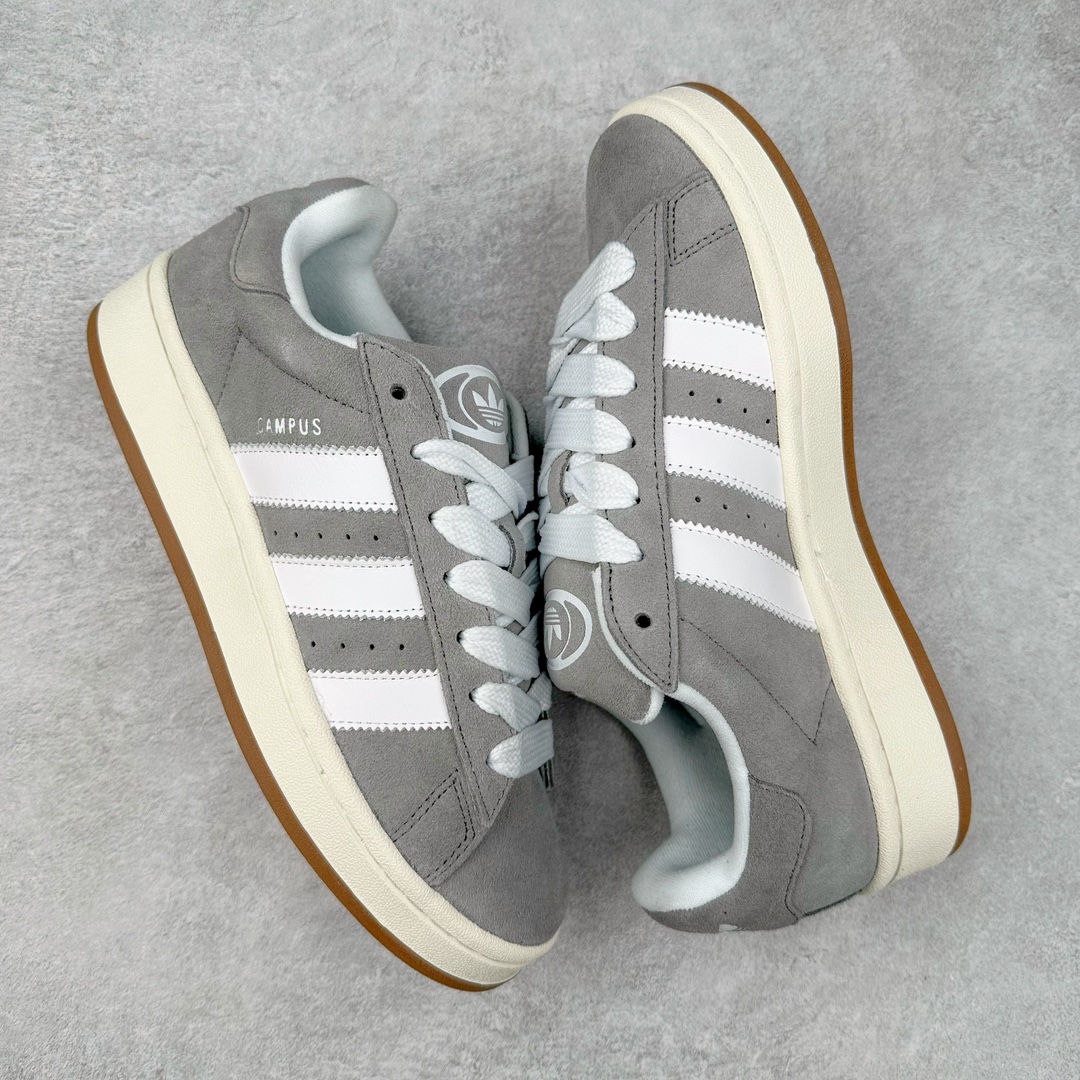 图片[3]-＃K8纯原 AD Originals Campus 00s 学院系列面包风经典复古低帮百搭休闲运动板鞋 HQ8707 原鞋开发 正确版型 市面唯一全鞋采用原厂头层SD皮料 正确宽版鞋盒 清洁度完美 诠释最高工艺 这次 Originals 选择了以经典复古鞋型 Campus 为蓝本打造全新面包鞋 这款鞋型联名不断 冠希当年对它更是钟爱有加 论牌面丝毫不输贝壳头、Forum 等大热鞋型 这次 Campus 一改 80 年代的瘦长造型 鞋舌、鞋身、鞋底甚至细节都变大了 营造出千禧年前后流行的面包鞋宽大廓形 因此鞋名改为 Campus 00s 鞋身采用绒面皮料搭配白色常规皮革 质感上还是延续了经典 Campus 的设计 鞋舌填充更加饱满 让鞋款整体看起来更加圆润 搭配上这款浅蓝配色「蓝胖子」造型真的很可爱 鞋舌还加入了与以往 Campus 不同的全新三叶草 Logo 令造型更具千禧气息 鞋带也采用了加宽的设计 如果你不喜欢 这次还附送了传统鞋带可以替换 鞋底采用了米黄做旧设计 凸显鞋款的复古年代感 除了清新可人的浅蓝配色 还有一款酷灰配色 造型更加硬朗复古 而且相比浅蓝配色更加耐脏 尺码：36 36⅔ 37⅓ 38 38⅔ 39⅓ 40 40⅔ 41⅓ 42 42⅔ 43⅓ 44 44 ⅓ 45-选品中心