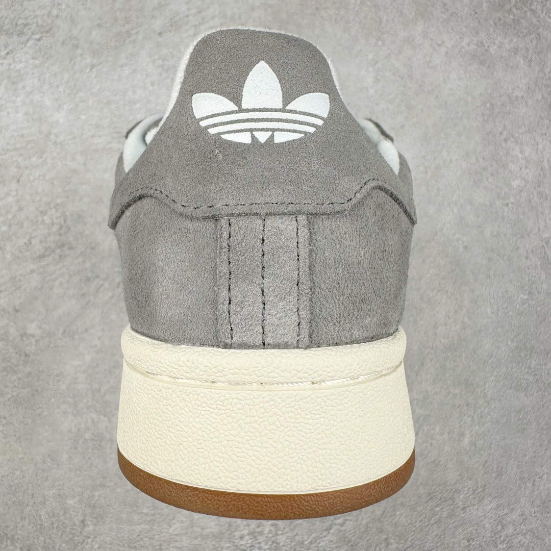 图片[8]-＃K8纯原 AD Originals Campus 00s 学院系列面包风经典复古低帮百搭休闲运动板鞋 HQ8707 原鞋开发 正确版型 市面唯一全鞋采用原厂头层SD皮料 正确宽版鞋盒 清洁度完美 诠释最高工艺 这次 Originals 选择了以经典复古鞋型 Campus 为蓝本打造全新面包鞋 这款鞋型联名不断 冠希当年对它更是钟爱有加 论牌面丝毫不输贝壳头、Forum 等大热鞋型 这次 Campus 一改 80 年代的瘦长造型 鞋舌、鞋身、鞋底甚至细节都变大了 营造出千禧年前后流行的面包鞋宽大廓形 因此鞋名改为 Campus 00s 鞋身采用绒面皮料搭配白色常规皮革 质感上还是延续了经典 Campus 的设计 鞋舌填充更加饱满 让鞋款整体看起来更加圆润 搭配上这款浅蓝配色「蓝胖子」造型真的很可爱 鞋舌还加入了与以往 Campus 不同的全新三叶草 Logo 令造型更具千禧气息 鞋带也采用了加宽的设计 如果你不喜欢 这次还附送了传统鞋带可以替换 鞋底采用了米黄做旧设计 凸显鞋款的复古年代感 除了清新可人的浅蓝配色 还有一款酷灰配色 造型更加硬朗复古 而且相比浅蓝配色更加耐脏 尺码：36 36⅔ 37⅓ 38 38⅔ 39⅓ 40 40⅔ 41⅓ 42 42⅔ 43⅓ 44 44 ⅓ 45-选品中心