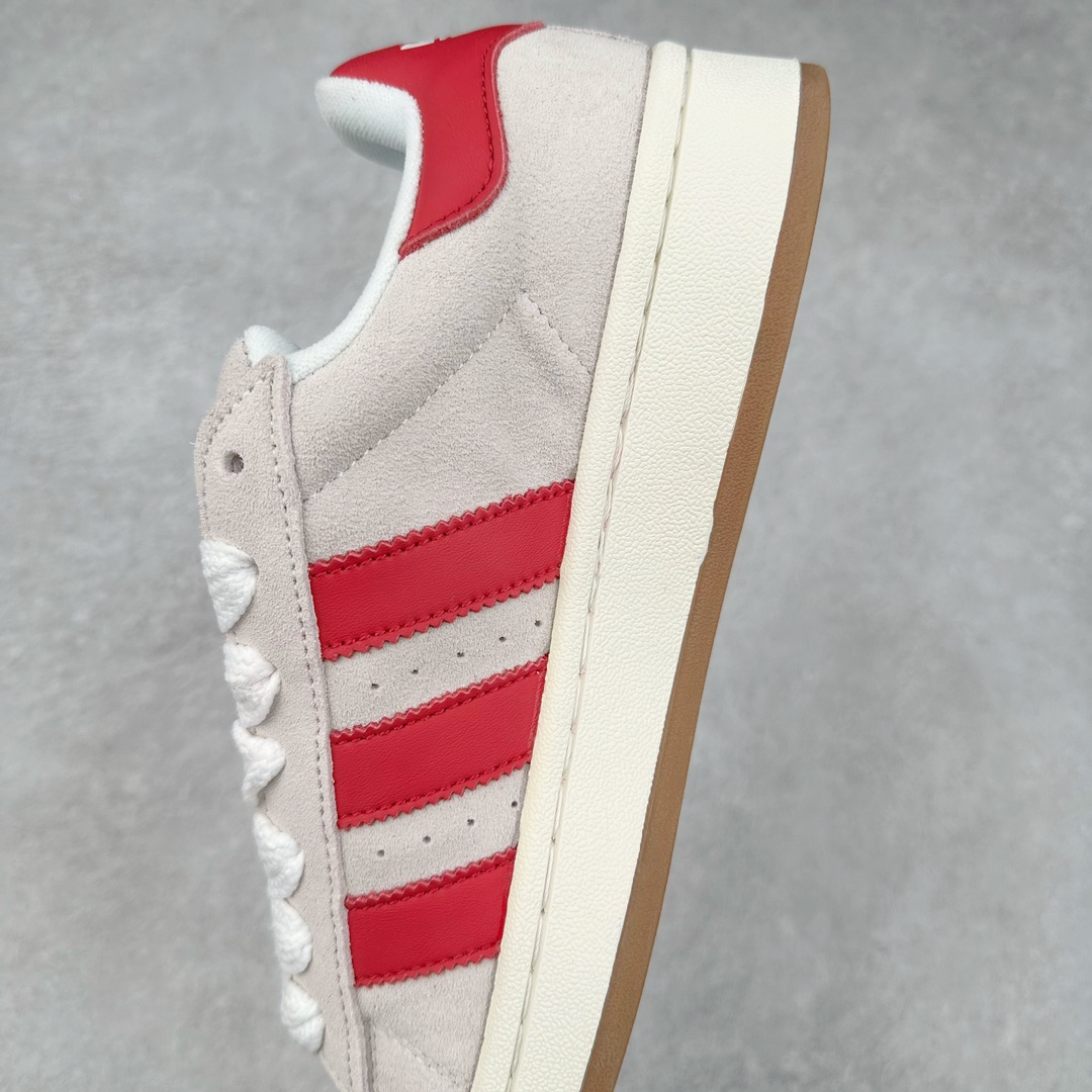 图片[7]-＃K8纯原 AD Originals Campus 00s 学院系列面包风经典复古低帮百搭休闲运动板鞋 GY0037 原鞋开发 正确版型 市面唯一全鞋采用原厂头层SD皮料 正确宽版鞋盒 清洁度完美 诠释最高工艺 这次 Originals 选择了以经典复古鞋型 Campus 为蓝本打造全新面包鞋 这款鞋型联名不断 冠希当年对它更是钟爱有加 论牌面丝毫不输贝壳头、Forum 等大热鞋型 这次 Campus 一改 80 年代的瘦长造型 鞋舌、鞋身、鞋底甚至细节都变大了 营造出千禧年前后流行的面包鞋宽大廓形 因此鞋名改为 Campus 00s 鞋身采用绒面皮料搭配白色常规皮革 质感上还是延续了经典 Campus 的设计 鞋舌填充更加饱满 让鞋款整体看起来更加圆润 搭配上这款浅蓝配色「蓝胖子」造型真的很可爱 鞋舌还加入了与以往 Campus 不同的全新三叶草 Logo 令造型更具千禧气息 鞋带也采用了加宽的设计 如果你不喜欢 这次还附送了传统鞋带可以替换 鞋底采用了米黄做旧设计 凸显鞋款的复古年代感 除了清新可人的浅蓝配色 还有一款酷灰配色 造型更加硬朗复古 而且相比浅蓝配色更加耐脏 尺码：36 36⅔ 37⅓ 38 38⅔ 39⅓ 40 40⅔ 41⅓ 42 42⅔ 43⅓ 44 44 ⅓ 45-选品中心