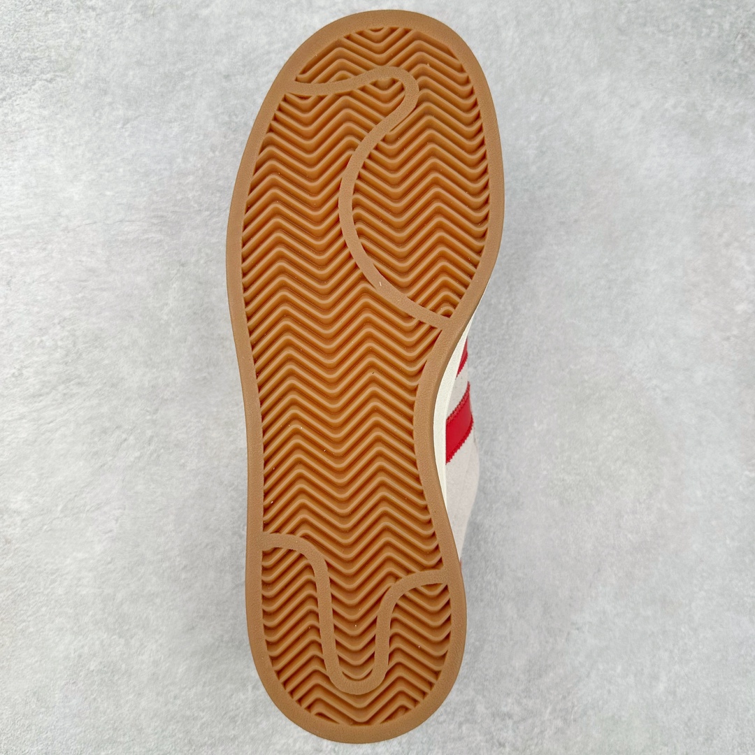 图片[9]-＃K8纯原 AD Originals Campus 00s 学院系列面包风经典复古低帮百搭休闲运动板鞋 GY0037 原鞋开发 正确版型 市面唯一全鞋采用原厂头层SD皮料 正确宽版鞋盒 清洁度完美 诠释最高工艺 这次 Originals 选择了以经典复古鞋型 Campus 为蓝本打造全新面包鞋 这款鞋型联名不断 冠希当年对它更是钟爱有加 论牌面丝毫不输贝壳头、Forum 等大热鞋型 这次 Campus 一改 80 年代的瘦长造型 鞋舌、鞋身、鞋底甚至细节都变大了 营造出千禧年前后流行的面包鞋宽大廓形 因此鞋名改为 Campus 00s 鞋身采用绒面皮料搭配白色常规皮革 质感上还是延续了经典 Campus 的设计 鞋舌填充更加饱满 让鞋款整体看起来更加圆润 搭配上这款浅蓝配色「蓝胖子」造型真的很可爱 鞋舌还加入了与以往 Campus 不同的全新三叶草 Logo 令造型更具千禧气息 鞋带也采用了加宽的设计 如果你不喜欢 这次还附送了传统鞋带可以替换 鞋底采用了米黄做旧设计 凸显鞋款的复古年代感 除了清新可人的浅蓝配色 还有一款酷灰配色 造型更加硬朗复古 而且相比浅蓝配色更加耐脏 尺码：36 36⅔ 37⅓ 38 38⅔ 39⅓ 40 40⅔ 41⅓ 42 42⅔ 43⅓ 44 44 ⅓ 45-选品中心