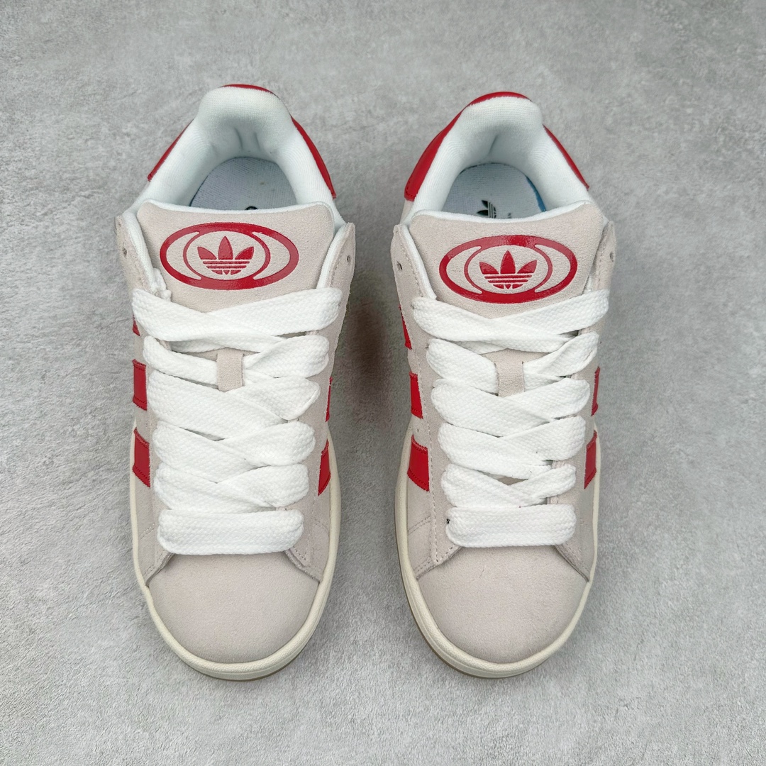 图片[2]-＃K8纯原 AD Originals Campus 00s 学院系列面包风经典复古低帮百搭休闲运动板鞋 GY0037 原鞋开发 正确版型 市面唯一全鞋采用原厂头层SD皮料 正确宽版鞋盒 清洁度完美 诠释最高工艺 这次 Originals 选择了以经典复古鞋型 Campus 为蓝本打造全新面包鞋 这款鞋型联名不断 冠希当年对它更是钟爱有加 论牌面丝毫不输贝壳头、Forum 等大热鞋型 这次 Campus 一改 80 年代的瘦长造型 鞋舌、鞋身、鞋底甚至细节都变大了 营造出千禧年前后流行的面包鞋宽大廓形 因此鞋名改为 Campus 00s 鞋身采用绒面皮料搭配白色常规皮革 质感上还是延续了经典 Campus 的设计 鞋舌填充更加饱满 让鞋款整体看起来更加圆润 搭配上这款浅蓝配色「蓝胖子」造型真的很可爱 鞋舌还加入了与以往 Campus 不同的全新三叶草 Logo 令造型更具千禧气息 鞋带也采用了加宽的设计 如果你不喜欢 这次还附送了传统鞋带可以替换 鞋底采用了米黄做旧设计 凸显鞋款的复古年代感 除了清新可人的浅蓝配色 还有一款酷灰配色 造型更加硬朗复古 而且相比浅蓝配色更加耐脏 尺码：36 36⅔ 37⅓ 38 38⅔ 39⅓ 40 40⅔ 41⅓ 42 42⅔ 43⅓ 44 44 ⅓ 45-选品中心