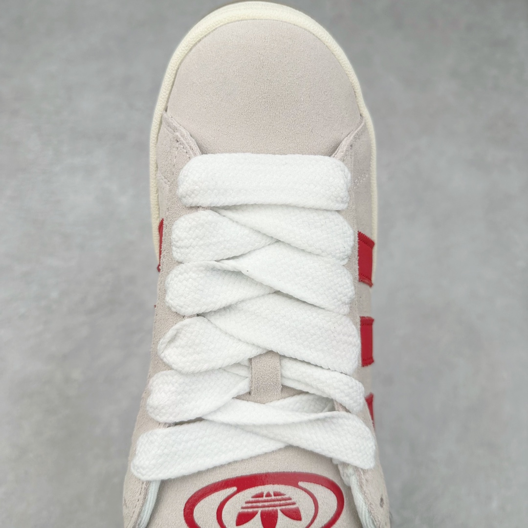图片[4]-＃K8纯原 AD Originals Campus 00s 学院系列面包风经典复古低帮百搭休闲运动板鞋 GY0037 原鞋开发 正确版型 市面唯一全鞋采用原厂头层SD皮料 正确宽版鞋盒 清洁度完美 诠释最高工艺 这次 Originals 选择了以经典复古鞋型 Campus 为蓝本打造全新面包鞋 这款鞋型联名不断 冠希当年对它更是钟爱有加 论牌面丝毫不输贝壳头、Forum 等大热鞋型 这次 Campus 一改 80 年代的瘦长造型 鞋舌、鞋身、鞋底甚至细节都变大了 营造出千禧年前后流行的面包鞋宽大廓形 因此鞋名改为 Campus 00s 鞋身采用绒面皮料搭配白色常规皮革 质感上还是延续了经典 Campus 的设计 鞋舌填充更加饱满 让鞋款整体看起来更加圆润 搭配上这款浅蓝配色「蓝胖子」造型真的很可爱 鞋舌还加入了与以往 Campus 不同的全新三叶草 Logo 令造型更具千禧气息 鞋带也采用了加宽的设计 如果你不喜欢 这次还附送了传统鞋带可以替换 鞋底采用了米黄做旧设计 凸显鞋款的复古年代感 除了清新可人的浅蓝配色 还有一款酷灰配色 造型更加硬朗复古 而且相比浅蓝配色更加耐脏 尺码：36 36⅔ 37⅓ 38 38⅔ 39⅓ 40 40⅔ 41⅓ 42 42⅔ 43⅓ 44 44 ⅓ 45-选品中心