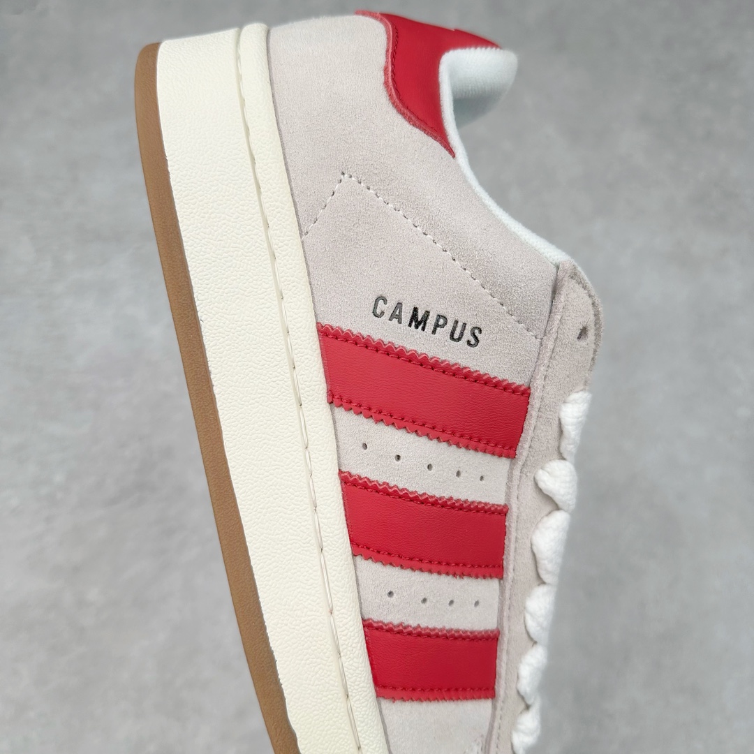 图片[6]-＃K8纯原 AD Originals Campus 00s 学院系列面包风经典复古低帮百搭休闲运动板鞋 GY0037 原鞋开发 正确版型 市面唯一全鞋采用原厂头层SD皮料 正确宽版鞋盒 清洁度完美 诠释最高工艺 这次 Originals 选择了以经典复古鞋型 Campus 为蓝本打造全新面包鞋 这款鞋型联名不断 冠希当年对它更是钟爱有加 论牌面丝毫不输贝壳头、Forum 等大热鞋型 这次 Campus 一改 80 年代的瘦长造型 鞋舌、鞋身、鞋底甚至细节都变大了 营造出千禧年前后流行的面包鞋宽大廓形 因此鞋名改为 Campus 00s 鞋身采用绒面皮料搭配白色常规皮革 质感上还是延续了经典 Campus 的设计 鞋舌填充更加饱满 让鞋款整体看起来更加圆润 搭配上这款浅蓝配色「蓝胖子」造型真的很可爱 鞋舌还加入了与以往 Campus 不同的全新三叶草 Logo 令造型更具千禧气息 鞋带也采用了加宽的设计 如果你不喜欢 这次还附送了传统鞋带可以替换 鞋底采用了米黄做旧设计 凸显鞋款的复古年代感 除了清新可人的浅蓝配色 还有一款酷灰配色 造型更加硬朗复古 而且相比浅蓝配色更加耐脏 尺码：36 36⅔ 37⅓ 38 38⅔ 39⅓ 40 40⅔ 41⅓ 42 42⅔ 43⅓ 44 44 ⅓ 45-选品中心