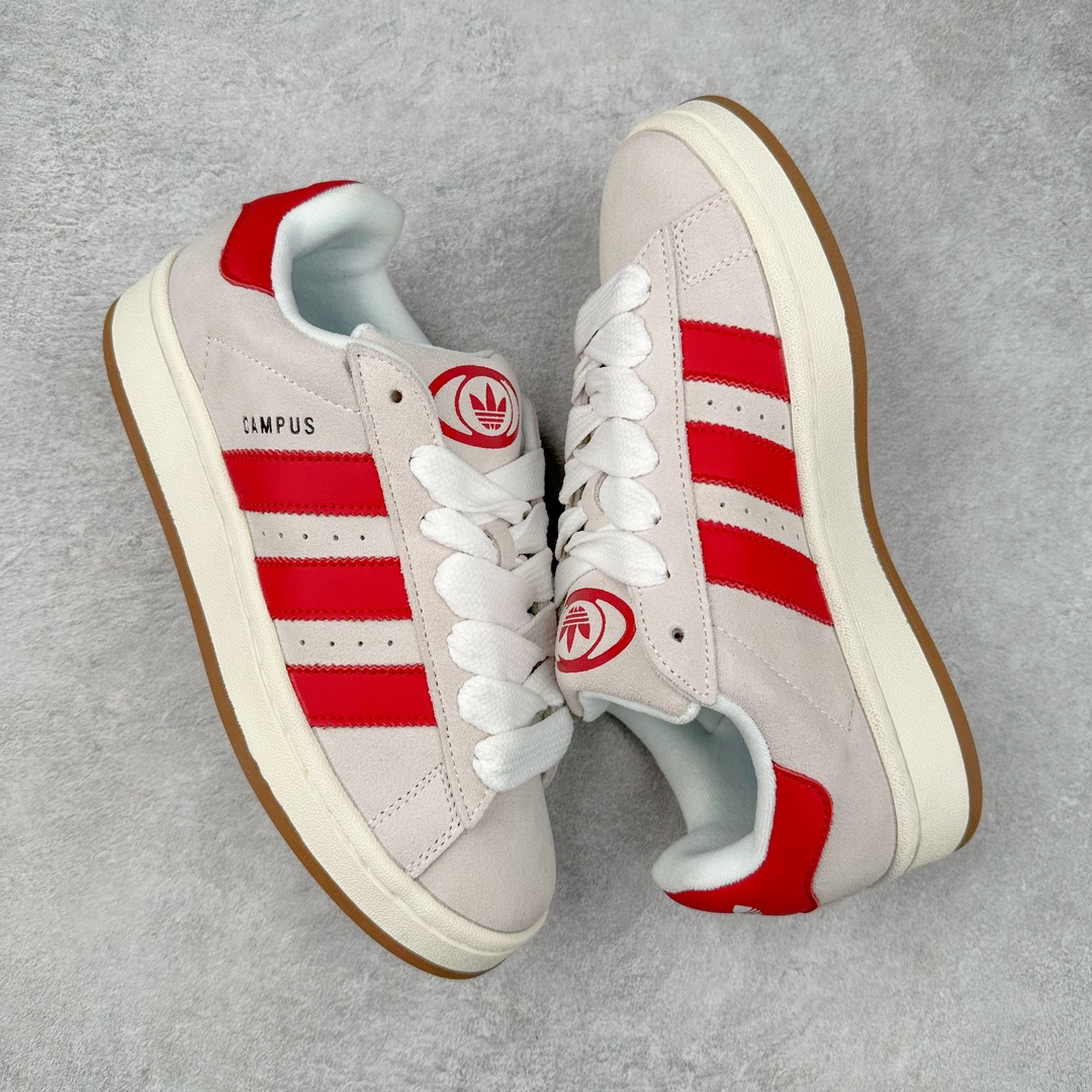 图片[3]-＃K8纯原 AD Originals Campus 00s 学院系列面包风经典复古低帮百搭休闲运动板鞋 GY0037 原鞋开发 正确版型 市面唯一全鞋采用原厂头层SD皮料 正确宽版鞋盒 清洁度完美 诠释最高工艺 这次 Originals 选择了以经典复古鞋型 Campus 为蓝本打造全新面包鞋 这款鞋型联名不断 冠希当年对它更是钟爱有加 论牌面丝毫不输贝壳头、Forum 等大热鞋型 这次 Campus 一改 80 年代的瘦长造型 鞋舌、鞋身、鞋底甚至细节都变大了 营造出千禧年前后流行的面包鞋宽大廓形 因此鞋名改为 Campus 00s 鞋身采用绒面皮料搭配白色常规皮革 质感上还是延续了经典 Campus 的设计 鞋舌填充更加饱满 让鞋款整体看起来更加圆润 搭配上这款浅蓝配色「蓝胖子」造型真的很可爱 鞋舌还加入了与以往 Campus 不同的全新三叶草 Logo 令造型更具千禧气息 鞋带也采用了加宽的设计 如果你不喜欢 这次还附送了传统鞋带可以替换 鞋底采用了米黄做旧设计 凸显鞋款的复古年代感 除了清新可人的浅蓝配色 还有一款酷灰配色 造型更加硬朗复古 而且相比浅蓝配色更加耐脏 尺码：36 36⅔ 37⅓ 38 38⅔ 39⅓ 40 40⅔ 41⅓ 42 42⅔ 43⅓ 44 44 ⅓ 45-选品中心