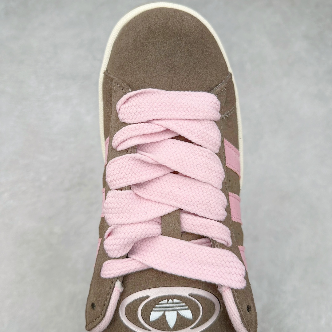 图片[4]-＃K8纯原 AD Originals Campus 00s 学院系列面包风经典复古低帮百搭休闲运动板鞋 HQ4569 原鞋开发 正确版型 市面唯一全鞋采用原厂头层SD皮料 正确宽版鞋盒 清洁度完美 诠释最高工艺 这次 Originals 选择了以经典复古鞋型 Campus 为蓝本打造全新面包鞋 这款鞋型联名不断 冠希当年对它更是钟爱有加 论牌面丝毫不输贝壳头、Forum 等大热鞋型 这次 Campus 一改 80 年代的瘦长造型 鞋舌、鞋身、鞋底甚至细节都变大了 营造出千禧年前后流行的面包鞋宽大廓形 因此鞋名改为 Campus 00s 鞋身采用绒面皮料搭配白色常规皮革 质感上还是延续了经典 Campus 的设计 鞋舌填充更加饱满 让鞋款整体看起来更加圆润 搭配上这款浅蓝配色「蓝胖子」造型真的很可爱 鞋舌还加入了与以往 Campus 不同的全新三叶草 Logo 令造型更具千禧气息 鞋带也采用了加宽的设计 如果你不喜欢 这次还附送了传统鞋带可以替换 鞋底采用了米黄做旧设计 凸显鞋款的复古年代感 除了清新可人的浅蓝配色 还有一款酷灰配色 造型更加硬朗复古 而且相比浅蓝配色更加耐脏 尺码：36 36⅔ 37⅓ 38 38⅔ 39⅓ 40 40⅔ 41⅓ 42 42⅔ 43⅓ 44 44 ⅓ 45-选品中心