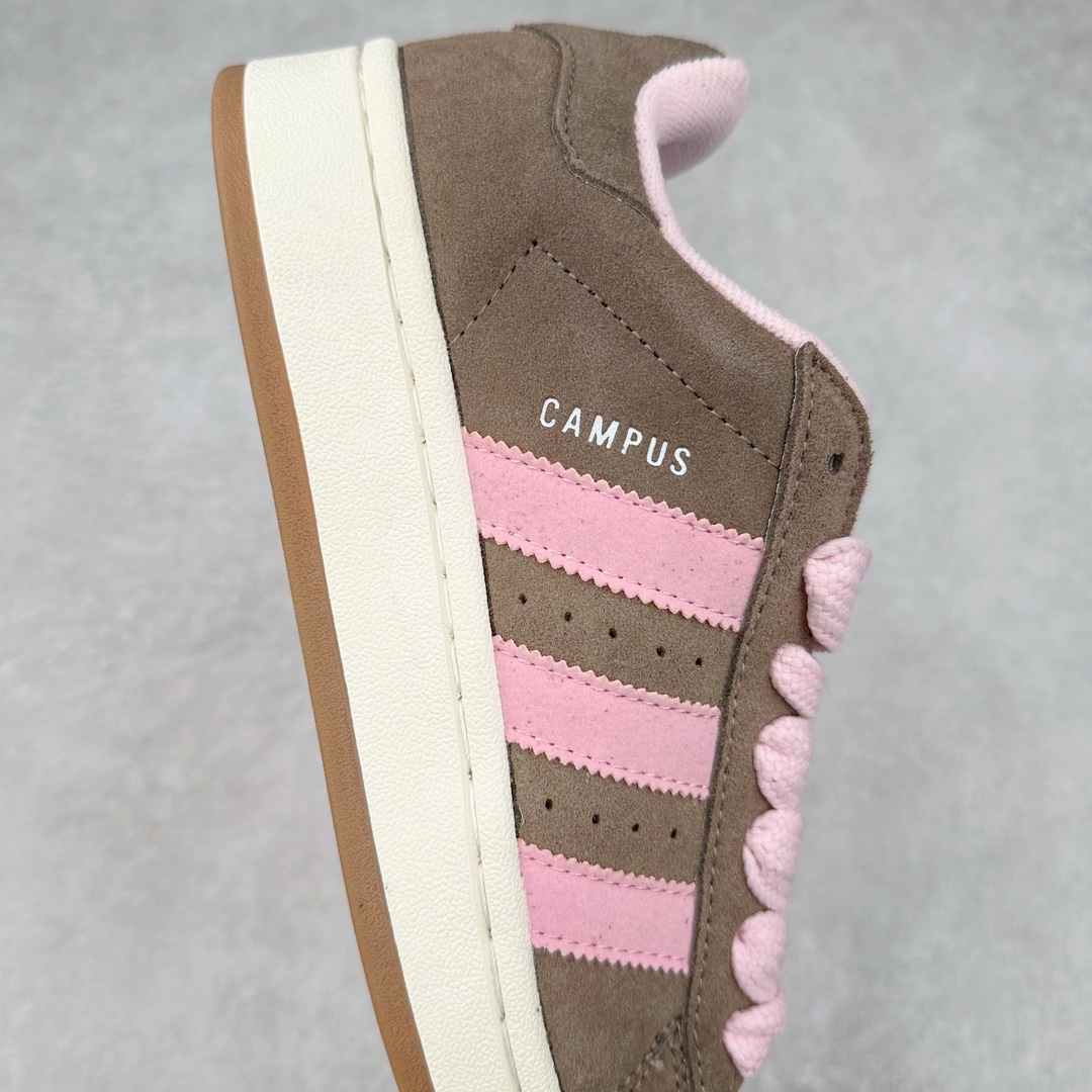 图片[6]-＃K8纯原 AD Originals Campus 00s 学院系列面包风经典复古低帮百搭休闲运动板鞋 HQ4569 原鞋开发 正确版型 市面唯一全鞋采用原厂头层SD皮料 正确宽版鞋盒 清洁度完美 诠释最高工艺 这次 Originals 选择了以经典复古鞋型 Campus 为蓝本打造全新面包鞋 这款鞋型联名不断 冠希当年对它更是钟爱有加 论牌面丝毫不输贝壳头、Forum 等大热鞋型 这次 Campus 一改 80 年代的瘦长造型 鞋舌、鞋身、鞋底甚至细节都变大了 营造出千禧年前后流行的面包鞋宽大廓形 因此鞋名改为 Campus 00s 鞋身采用绒面皮料搭配白色常规皮革 质感上还是延续了经典 Campus 的设计 鞋舌填充更加饱满 让鞋款整体看起来更加圆润 搭配上这款浅蓝配色「蓝胖子」造型真的很可爱 鞋舌还加入了与以往 Campus 不同的全新三叶草 Logo 令造型更具千禧气息 鞋带也采用了加宽的设计 如果你不喜欢 这次还附送了传统鞋带可以替换 鞋底采用了米黄做旧设计 凸显鞋款的复古年代感 除了清新可人的浅蓝配色 还有一款酷灰配色 造型更加硬朗复古 而且相比浅蓝配色更加耐脏 尺码：36 36⅔ 37⅓ 38 38⅔ 39⅓ 40 40⅔ 41⅓ 42 42⅔ 43⅓ 44 44 ⅓ 45-选品中心
