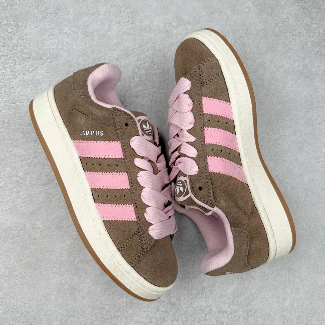 图片[3]-＃K8纯原 AD Originals Campus 00s 学院系列面包风经典复古低帮百搭休闲运动板鞋 HQ4569 原鞋开发 正确版型 市面唯一全鞋采用原厂头层SD皮料 正确宽版鞋盒 清洁度完美 诠释最高工艺 这次 Originals 选择了以经典复古鞋型 Campus 为蓝本打造全新面包鞋 这款鞋型联名不断 冠希当年对它更是钟爱有加 论牌面丝毫不输贝壳头、Forum 等大热鞋型 这次 Campus 一改 80 年代的瘦长造型 鞋舌、鞋身、鞋底甚至细节都变大了 营造出千禧年前后流行的面包鞋宽大廓形 因此鞋名改为 Campus 00s 鞋身采用绒面皮料搭配白色常规皮革 质感上还是延续了经典 Campus 的设计 鞋舌填充更加饱满 让鞋款整体看起来更加圆润 搭配上这款浅蓝配色「蓝胖子」造型真的很可爱 鞋舌还加入了与以往 Campus 不同的全新三叶草 Logo 令造型更具千禧气息 鞋带也采用了加宽的设计 如果你不喜欢 这次还附送了传统鞋带可以替换 鞋底采用了米黄做旧设计 凸显鞋款的复古年代感 除了清新可人的浅蓝配色 还有一款酷灰配色 造型更加硬朗复古 而且相比浅蓝配色更加耐脏 尺码：36 36⅔ 37⅓ 38 38⅔ 39⅓ 40 40⅔ 41⅓ 42 42⅔ 43⅓ 44 44 ⅓ 45-选品中心