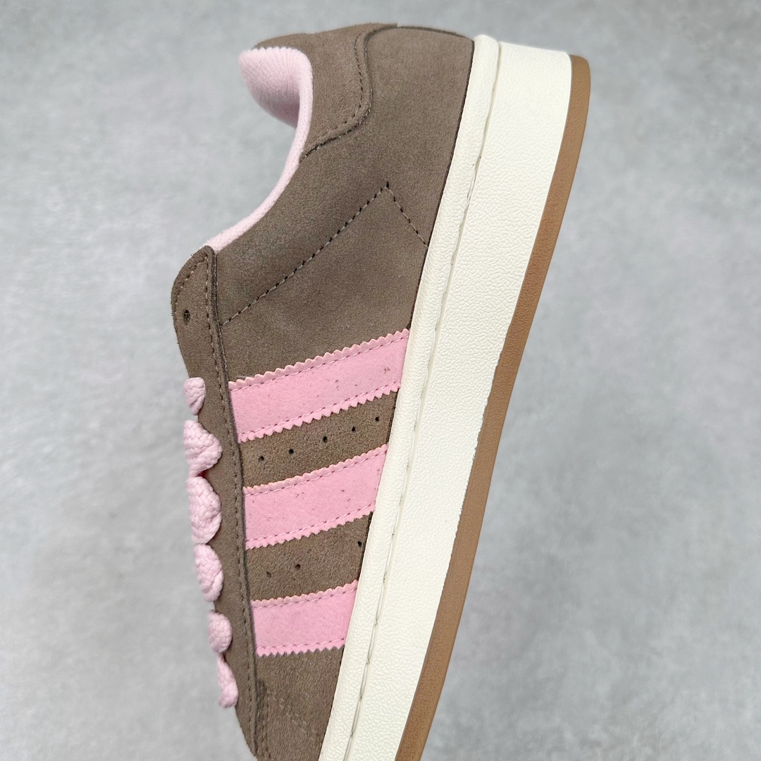 图片[7]-＃K8纯原 AD Originals Campus 00s 学院系列面包风经典复古低帮百搭休闲运动板鞋 HQ4569 原鞋开发 正确版型 市面唯一全鞋采用原厂头层SD皮料 正确宽版鞋盒 清洁度完美 诠释最高工艺 这次 Originals 选择了以经典复古鞋型 Campus 为蓝本打造全新面包鞋 这款鞋型联名不断 冠希当年对它更是钟爱有加 论牌面丝毫不输贝壳头、Forum 等大热鞋型 这次 Campus 一改 80 年代的瘦长造型 鞋舌、鞋身、鞋底甚至细节都变大了 营造出千禧年前后流行的面包鞋宽大廓形 因此鞋名改为 Campus 00s 鞋身采用绒面皮料搭配白色常规皮革 质感上还是延续了经典 Campus 的设计 鞋舌填充更加饱满 让鞋款整体看起来更加圆润 搭配上这款浅蓝配色「蓝胖子」造型真的很可爱 鞋舌还加入了与以往 Campus 不同的全新三叶草 Logo 令造型更具千禧气息 鞋带也采用了加宽的设计 如果你不喜欢 这次还附送了传统鞋带可以替换 鞋底采用了米黄做旧设计 凸显鞋款的复古年代感 除了清新可人的浅蓝配色 还有一款酷灰配色 造型更加硬朗复古 而且相比浅蓝配色更加耐脏 尺码：36 36⅔ 37⅓ 38 38⅔ 39⅓ 40 40⅔ 41⅓ 42 42⅔ 43⅓ 44 44 ⅓ 45-选品中心