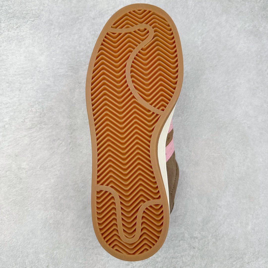 图片[9]-＃K8纯原 AD Originals Campus 00s 学院系列面包风经典复古低帮百搭休闲运动板鞋 HQ4569 原鞋开发 正确版型 市面唯一全鞋采用原厂头层SD皮料 正确宽版鞋盒 清洁度完美 诠释最高工艺 这次 Originals 选择了以经典复古鞋型 Campus 为蓝本打造全新面包鞋 这款鞋型联名不断 冠希当年对它更是钟爱有加 论牌面丝毫不输贝壳头、Forum 等大热鞋型 这次 Campus 一改 80 年代的瘦长造型 鞋舌、鞋身、鞋底甚至细节都变大了 营造出千禧年前后流行的面包鞋宽大廓形 因此鞋名改为 Campus 00s 鞋身采用绒面皮料搭配白色常规皮革 质感上还是延续了经典 Campus 的设计 鞋舌填充更加饱满 让鞋款整体看起来更加圆润 搭配上这款浅蓝配色「蓝胖子」造型真的很可爱 鞋舌还加入了与以往 Campus 不同的全新三叶草 Logo 令造型更具千禧气息 鞋带也采用了加宽的设计 如果你不喜欢 这次还附送了传统鞋带可以替换 鞋底采用了米黄做旧设计 凸显鞋款的复古年代感 除了清新可人的浅蓝配色 还有一款酷灰配色 造型更加硬朗复古 而且相比浅蓝配色更加耐脏 尺码：36 36⅔ 37⅓ 38 38⅔ 39⅓ 40 40⅔ 41⅓ 42 42⅔ 43⅓ 44 44 ⅓ 45-选品中心