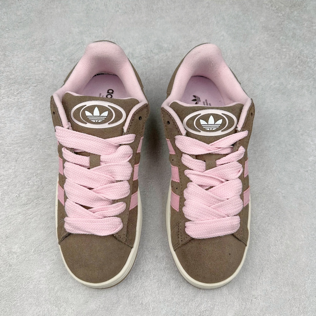 图片[2]-＃K8纯原 AD Originals Campus 00s 学院系列面包风经典复古低帮百搭休闲运动板鞋 HQ4569 原鞋开发 正确版型 市面唯一全鞋采用原厂头层SD皮料 正确宽版鞋盒 清洁度完美 诠释最高工艺 这次 Originals 选择了以经典复古鞋型 Campus 为蓝本打造全新面包鞋 这款鞋型联名不断 冠希当年对它更是钟爱有加 论牌面丝毫不输贝壳头、Forum 等大热鞋型 这次 Campus 一改 80 年代的瘦长造型 鞋舌、鞋身、鞋底甚至细节都变大了 营造出千禧年前后流行的面包鞋宽大廓形 因此鞋名改为 Campus 00s 鞋身采用绒面皮料搭配白色常规皮革 质感上还是延续了经典 Campus 的设计 鞋舌填充更加饱满 让鞋款整体看起来更加圆润 搭配上这款浅蓝配色「蓝胖子」造型真的很可爱 鞋舌还加入了与以往 Campus 不同的全新三叶草 Logo 令造型更具千禧气息 鞋带也采用了加宽的设计 如果你不喜欢 这次还附送了传统鞋带可以替换 鞋底采用了米黄做旧设计 凸显鞋款的复古年代感 除了清新可人的浅蓝配色 还有一款酷灰配色 造型更加硬朗复古 而且相比浅蓝配色更加耐脏 尺码：36 36⅔ 37⅓ 38 38⅔ 39⅓ 40 40⅔ 41⅓ 42 42⅔ 43⅓ 44 44 ⅓ 45-选品中心