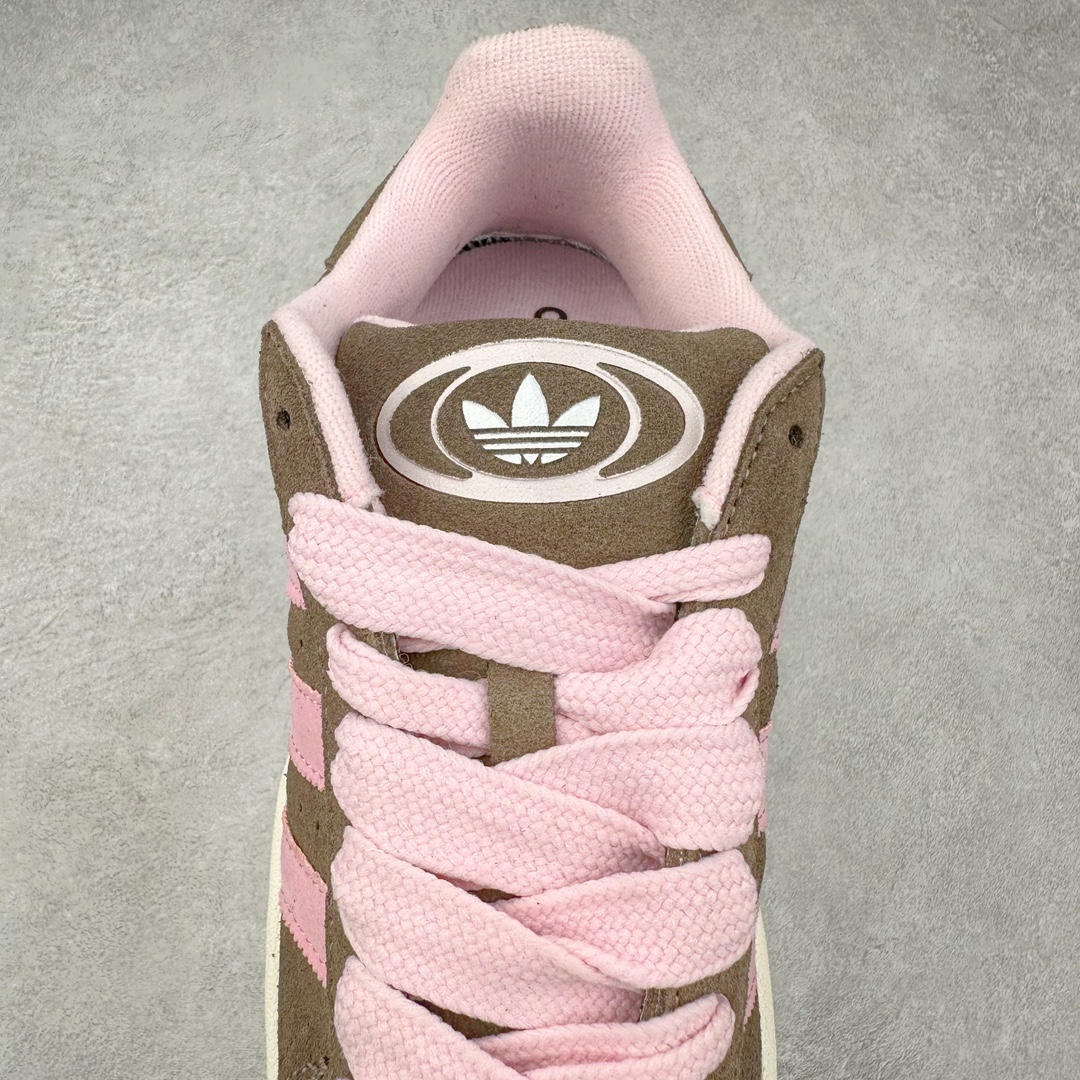 图片[5]-＃K8纯原 AD Originals Campus 00s 学院系列面包风经典复古低帮百搭休闲运动板鞋 HQ4569 原鞋开发 正确版型 市面唯一全鞋采用原厂头层SD皮料 正确宽版鞋盒 清洁度完美 诠释最高工艺 这次 Originals 选择了以经典复古鞋型 Campus 为蓝本打造全新面包鞋 这款鞋型联名不断 冠希当年对它更是钟爱有加 论牌面丝毫不输贝壳头、Forum 等大热鞋型 这次 Campus 一改 80 年代的瘦长造型 鞋舌、鞋身、鞋底甚至细节都变大了 营造出千禧年前后流行的面包鞋宽大廓形 因此鞋名改为 Campus 00s 鞋身采用绒面皮料搭配白色常规皮革 质感上还是延续了经典 Campus 的设计 鞋舌填充更加饱满 让鞋款整体看起来更加圆润 搭配上这款浅蓝配色「蓝胖子」造型真的很可爱 鞋舌还加入了与以往 Campus 不同的全新三叶草 Logo 令造型更具千禧气息 鞋带也采用了加宽的设计 如果你不喜欢 这次还附送了传统鞋带可以替换 鞋底采用了米黄做旧设计 凸显鞋款的复古年代感 除了清新可人的浅蓝配色 还有一款酷灰配色 造型更加硬朗复古 而且相比浅蓝配色更加耐脏 尺码：36 36⅔ 37⅓ 38 38⅔ 39⅓ 40 40⅔ 41⅓ 42 42⅔ 43⅓ 44 44 ⅓ 45-选品中心