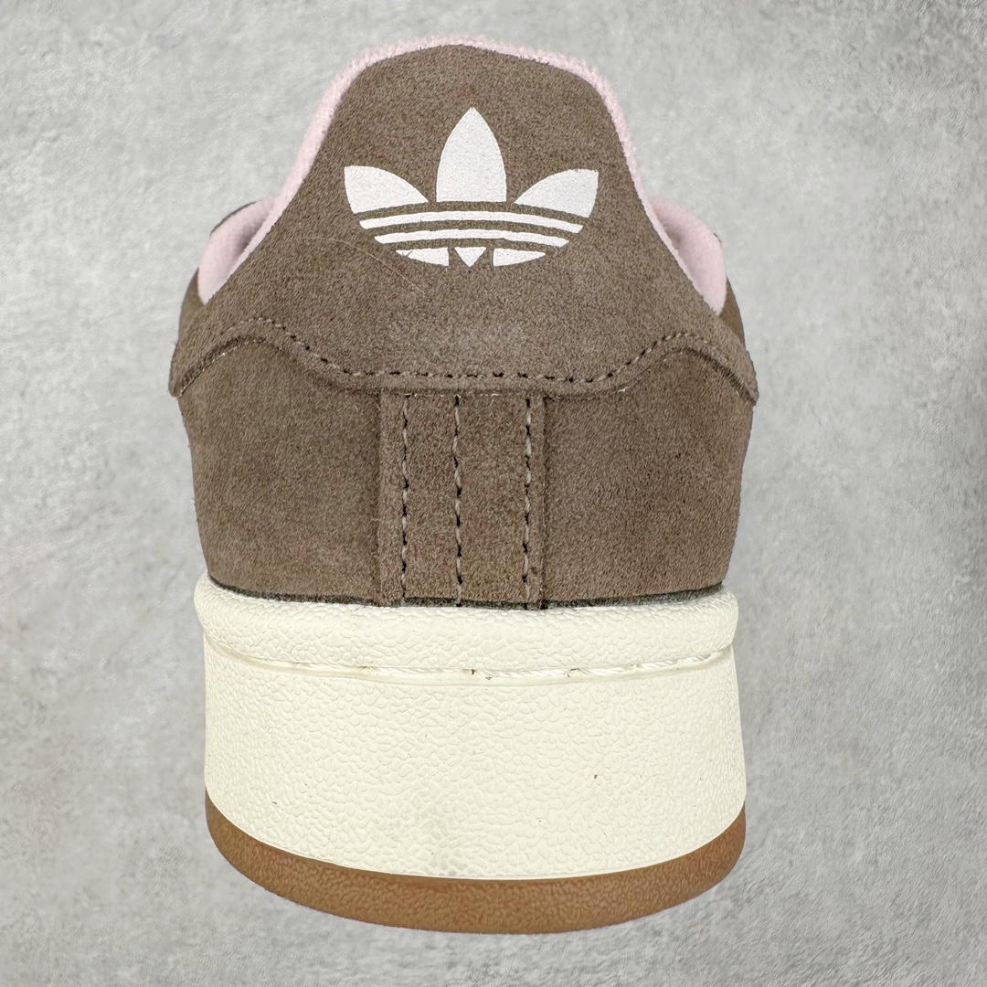 图片[8]-＃K8纯原 AD Originals Campus 00s 学院系列面包风经典复古低帮百搭休闲运动板鞋 HQ4569 原鞋开发 正确版型 市面唯一全鞋采用原厂头层SD皮料 正确宽版鞋盒 清洁度完美 诠释最高工艺 这次 Originals 选择了以经典复古鞋型 Campus 为蓝本打造全新面包鞋 这款鞋型联名不断 冠希当年对它更是钟爱有加 论牌面丝毫不输贝壳头、Forum 等大热鞋型 这次 Campus 一改 80 年代的瘦长造型 鞋舌、鞋身、鞋底甚至细节都变大了 营造出千禧年前后流行的面包鞋宽大廓形 因此鞋名改为 Campus 00s 鞋身采用绒面皮料搭配白色常规皮革 质感上还是延续了经典 Campus 的设计 鞋舌填充更加饱满 让鞋款整体看起来更加圆润 搭配上这款浅蓝配色「蓝胖子」造型真的很可爱 鞋舌还加入了与以往 Campus 不同的全新三叶草 Logo 令造型更具千禧气息 鞋带也采用了加宽的设计 如果你不喜欢 这次还附送了传统鞋带可以替换 鞋底采用了米黄做旧设计 凸显鞋款的复古年代感 除了清新可人的浅蓝配色 还有一款酷灰配色 造型更加硬朗复古 而且相比浅蓝配色更加耐脏 尺码：36 36⅔ 37⅓ 38 38⅔ 39⅓ 40 40⅔ 41⅓ 42 42⅔ 43⅓ 44 44 ⅓ 45-选品中心