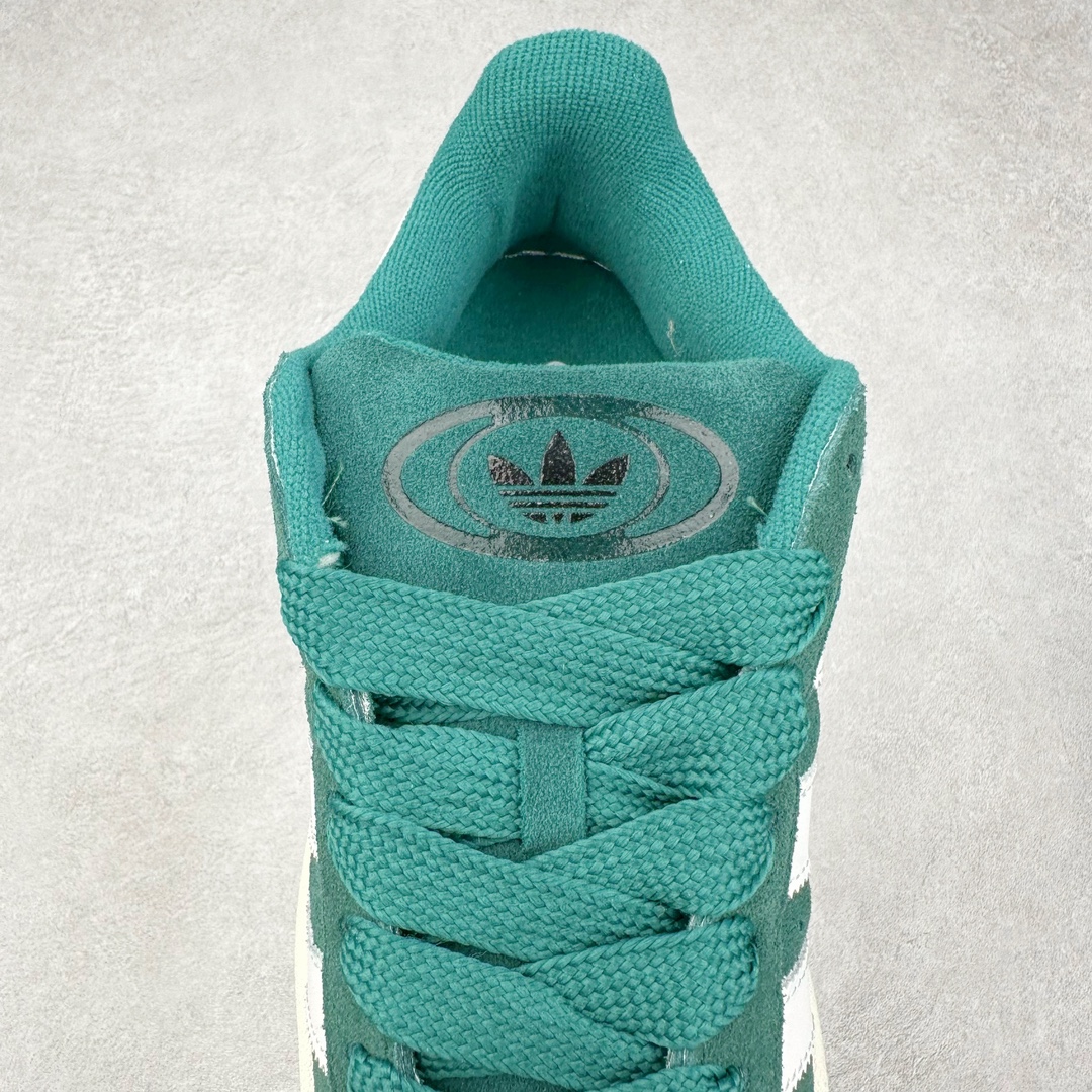 图片[5]-＃K8纯原 AD Originals Campus 00s 学院系列面包风经典复古低帮百搭休闲运动板鞋 HR1467 原鞋开发 正确版型 市面唯一全鞋采用原厂头层SD皮料 正确宽版鞋盒 清洁度完美 诠释最高工艺 这次 Originals 选择了以经典复古鞋型 Campus 为蓝本打造全新面包鞋 这款鞋型联名不断 冠希当年对它更是钟爱有加 论牌面丝毫不输贝壳头、Forum 等大热鞋型 这次 Campus 一改 80 年代的瘦长造型 鞋舌、鞋身、鞋底甚至细节都变大了 营造出千禧年前后流行的面包鞋宽大廓形 因此鞋名改为 Campus 00s 鞋身采用绒面皮料搭配白色常规皮革 质感上还是延续了经典 Campus 的设计 鞋舌填充更加饱满 让鞋款整体看起来更加圆润 搭配上这款浅蓝配色「蓝胖子」造型真的很可爱 鞋舌还加入了与以往 Campus 不同的全新三叶草 Logo 令造型更具千禧气息 鞋带也采用了加宽的设计 如果你不喜欢 这次还附送了传统鞋带可以替换 鞋底采用了米黄做旧设计 凸显鞋款的复古年代感 除了清新可人的浅蓝配色 还有一款酷灰配色 造型更加硬朗复古 而且相比浅蓝配色更加耐脏 尺码：36 36⅔ 37⅓ 38 38⅔ 39⅓ 40 40⅔ 41⅓ 42 42⅔ 43⅓ 44 44 ⅓ 45-选品中心