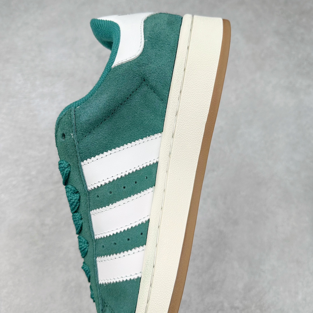 图片[7]-＃K8纯原 AD Originals Campus 00s 学院系列面包风经典复古低帮百搭休闲运动板鞋 HR1467 原鞋开发 正确版型 市面唯一全鞋采用原厂头层SD皮料 正确宽版鞋盒 清洁度完美 诠释最高工艺 这次 Originals 选择了以经典复古鞋型 Campus 为蓝本打造全新面包鞋 这款鞋型联名不断 冠希当年对它更是钟爱有加 论牌面丝毫不输贝壳头、Forum 等大热鞋型 这次 Campus 一改 80 年代的瘦长造型 鞋舌、鞋身、鞋底甚至细节都变大了 营造出千禧年前后流行的面包鞋宽大廓形 因此鞋名改为 Campus 00s 鞋身采用绒面皮料搭配白色常规皮革 质感上还是延续了经典 Campus 的设计 鞋舌填充更加饱满 让鞋款整体看起来更加圆润 搭配上这款浅蓝配色「蓝胖子」造型真的很可爱 鞋舌还加入了与以往 Campus 不同的全新三叶草 Logo 令造型更具千禧气息 鞋带也采用了加宽的设计 如果你不喜欢 这次还附送了传统鞋带可以替换 鞋底采用了米黄做旧设计 凸显鞋款的复古年代感 除了清新可人的浅蓝配色 还有一款酷灰配色 造型更加硬朗复古 而且相比浅蓝配色更加耐脏 尺码：36 36⅔ 37⅓ 38 38⅔ 39⅓ 40 40⅔ 41⅓ 42 42⅔ 43⅓ 44 44 ⅓ 45-选品中心