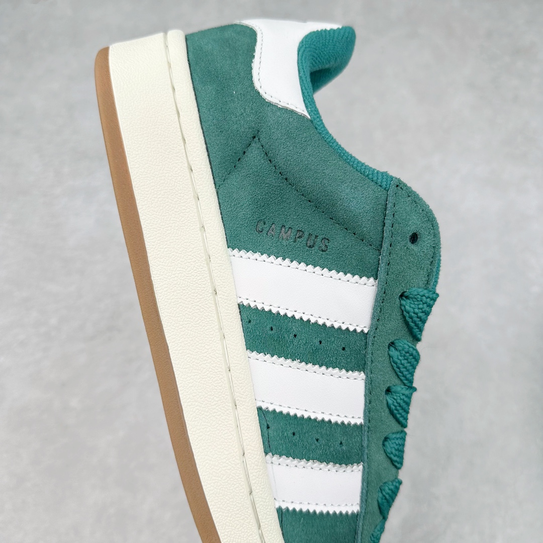 图片[6]-＃K8纯原 AD Originals Campus 00s 学院系列面包风经典复古低帮百搭休闲运动板鞋 HR1467 原鞋开发 正确版型 市面唯一全鞋采用原厂头层SD皮料 正确宽版鞋盒 清洁度完美 诠释最高工艺 这次 Originals 选择了以经典复古鞋型 Campus 为蓝本打造全新面包鞋 这款鞋型联名不断 冠希当年对它更是钟爱有加 论牌面丝毫不输贝壳头、Forum 等大热鞋型 这次 Campus 一改 80 年代的瘦长造型 鞋舌、鞋身、鞋底甚至细节都变大了 营造出千禧年前后流行的面包鞋宽大廓形 因此鞋名改为 Campus 00s 鞋身采用绒面皮料搭配白色常规皮革 质感上还是延续了经典 Campus 的设计 鞋舌填充更加饱满 让鞋款整体看起来更加圆润 搭配上这款浅蓝配色「蓝胖子」造型真的很可爱 鞋舌还加入了与以往 Campus 不同的全新三叶草 Logo 令造型更具千禧气息 鞋带也采用了加宽的设计 如果你不喜欢 这次还附送了传统鞋带可以替换 鞋底采用了米黄做旧设计 凸显鞋款的复古年代感 除了清新可人的浅蓝配色 还有一款酷灰配色 造型更加硬朗复古 而且相比浅蓝配色更加耐脏 尺码：36 36⅔ 37⅓ 38 38⅔ 39⅓ 40 40⅔ 41⅓ 42 42⅔ 43⅓ 44 44 ⅓ 45-选品中心