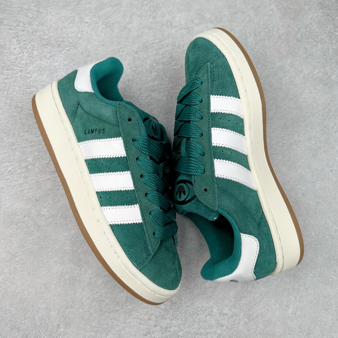 图片[3]-＃K8纯原 AD Originals Campus 00s 学院系列面包风经典复古低帮百搭休闲运动板鞋 HR1467 原鞋开发 正确版型 市面唯一全鞋采用原厂头层SD皮料 正确宽版鞋盒 清洁度完美 诠释最高工艺 这次 Originals 选择了以经典复古鞋型 Campus 为蓝本打造全新面包鞋 这款鞋型联名不断 冠希当年对它更是钟爱有加 论牌面丝毫不输贝壳头、Forum 等大热鞋型 这次 Campus 一改 80 年代的瘦长造型 鞋舌、鞋身、鞋底甚至细节都变大了 营造出千禧年前后流行的面包鞋宽大廓形 因此鞋名改为 Campus 00s 鞋身采用绒面皮料搭配白色常规皮革 质感上还是延续了经典 Campus 的设计 鞋舌填充更加饱满 让鞋款整体看起来更加圆润 搭配上这款浅蓝配色「蓝胖子」造型真的很可爱 鞋舌还加入了与以往 Campus 不同的全新三叶草 Logo 令造型更具千禧气息 鞋带也采用了加宽的设计 如果你不喜欢 这次还附送了传统鞋带可以替换 鞋底采用了米黄做旧设计 凸显鞋款的复古年代感 除了清新可人的浅蓝配色 还有一款酷灰配色 造型更加硬朗复古 而且相比浅蓝配色更加耐脏 尺码：36 36⅔ 37⅓ 38 38⅔ 39⅓ 40 40⅔ 41⅓ 42 42⅔ 43⅓ 44 44 ⅓ 45-选品中心