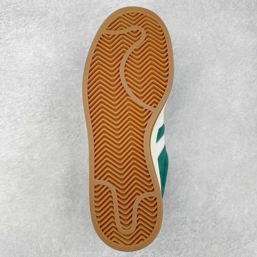 图片[9]-＃K8纯原 AD Originals Campus 00s 学院系列面包风经典复古低帮百搭休闲运动板鞋 HR1467 原鞋开发 正确版型 市面唯一全鞋采用原厂头层SD皮料 正确宽版鞋盒 清洁度完美 诠释最高工艺 这次 Originals 选择了以经典复古鞋型 Campus 为蓝本打造全新面包鞋 这款鞋型联名不断 冠希当年对它更是钟爱有加 论牌面丝毫不输贝壳头、Forum 等大热鞋型 这次 Campus 一改 80 年代的瘦长造型 鞋舌、鞋身、鞋底甚至细节都变大了 营造出千禧年前后流行的面包鞋宽大廓形 因此鞋名改为 Campus 00s 鞋身采用绒面皮料搭配白色常规皮革 质感上还是延续了经典 Campus 的设计 鞋舌填充更加饱满 让鞋款整体看起来更加圆润 搭配上这款浅蓝配色「蓝胖子」造型真的很可爱 鞋舌还加入了与以往 Campus 不同的全新三叶草 Logo 令造型更具千禧气息 鞋带也采用了加宽的设计 如果你不喜欢 这次还附送了传统鞋带可以替换 鞋底采用了米黄做旧设计 凸显鞋款的复古年代感 除了清新可人的浅蓝配色 还有一款酷灰配色 造型更加硬朗复古 而且相比浅蓝配色更加耐脏 尺码：36 36⅔ 37⅓ 38 38⅔ 39⅓ 40 40⅔ 41⅓ 42 42⅔ 43⅓ 44 44 ⅓ 45-选品中心