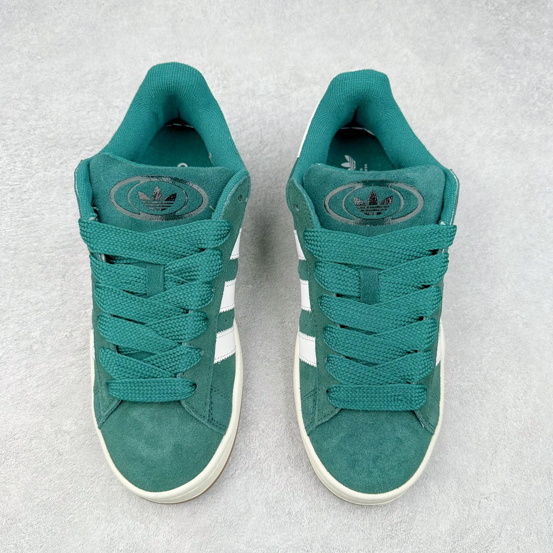 图片[2]-＃K8纯原 AD Originals Campus 00s 学院系列面包风经典复古低帮百搭休闲运动板鞋 HR1467 原鞋开发 正确版型 市面唯一全鞋采用原厂头层SD皮料 正确宽版鞋盒 清洁度完美 诠释最高工艺 这次 Originals 选择了以经典复古鞋型 Campus 为蓝本打造全新面包鞋 这款鞋型联名不断 冠希当年对它更是钟爱有加 论牌面丝毫不输贝壳头、Forum 等大热鞋型 这次 Campus 一改 80 年代的瘦长造型 鞋舌、鞋身、鞋底甚至细节都变大了 营造出千禧年前后流行的面包鞋宽大廓形 因此鞋名改为 Campus 00s 鞋身采用绒面皮料搭配白色常规皮革 质感上还是延续了经典 Campus 的设计 鞋舌填充更加饱满 让鞋款整体看起来更加圆润 搭配上这款浅蓝配色「蓝胖子」造型真的很可爱 鞋舌还加入了与以往 Campus 不同的全新三叶草 Logo 令造型更具千禧气息 鞋带也采用了加宽的设计 如果你不喜欢 这次还附送了传统鞋带可以替换 鞋底采用了米黄做旧设计 凸显鞋款的复古年代感 除了清新可人的浅蓝配色 还有一款酷灰配色 造型更加硬朗复古 而且相比浅蓝配色更加耐脏 尺码：36 36⅔ 37⅓ 38 38⅔ 39⅓ 40 40⅔ 41⅓ 42 42⅔ 43⅓ 44 44 ⅓ 45-选品中心