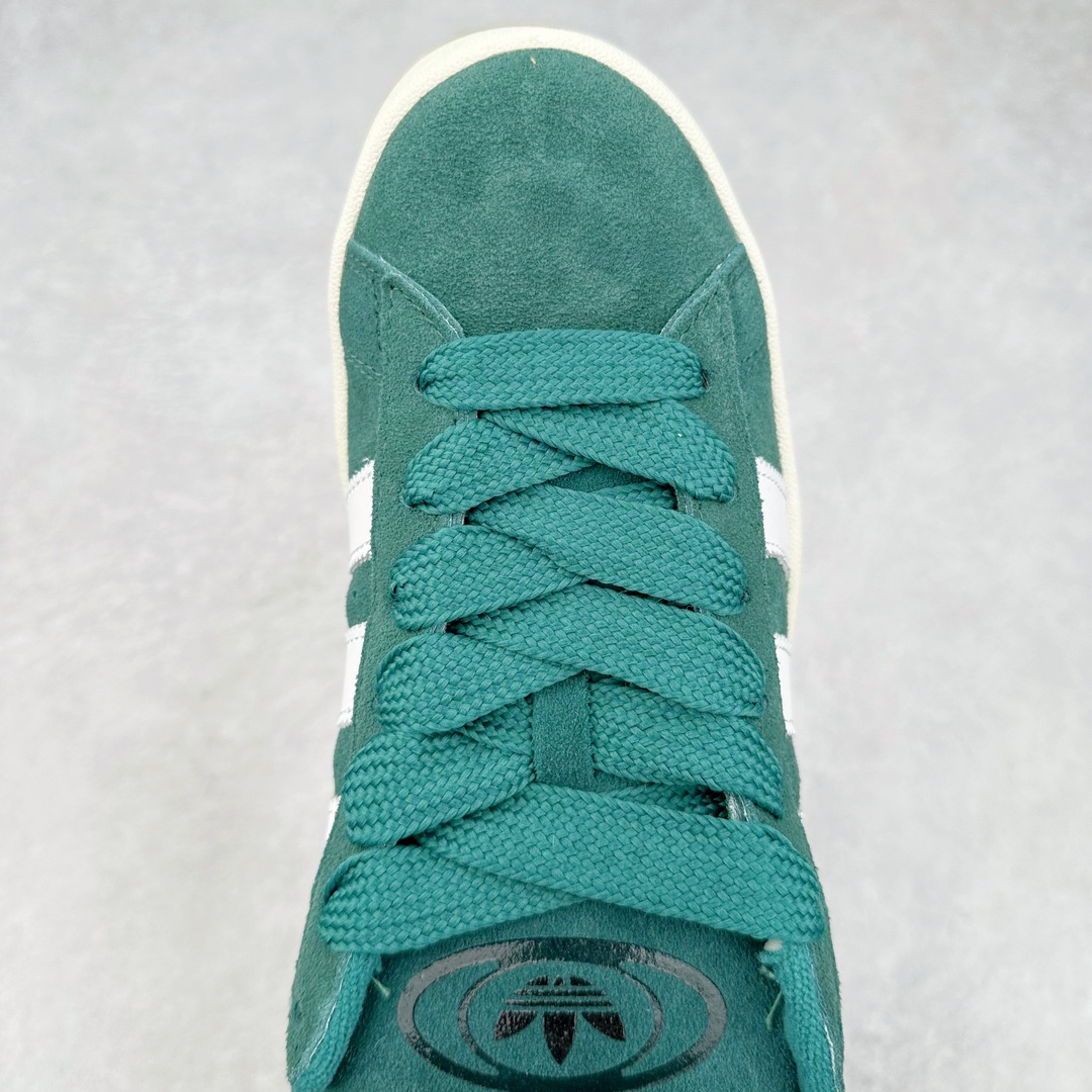 图片[4]-＃K8纯原 AD Originals Campus 00s 学院系列面包风经典复古低帮百搭休闲运动板鞋 HR1467 原鞋开发 正确版型 市面唯一全鞋采用原厂头层SD皮料 正确宽版鞋盒 清洁度完美 诠释最高工艺 这次 Originals 选择了以经典复古鞋型 Campus 为蓝本打造全新面包鞋 这款鞋型联名不断 冠希当年对它更是钟爱有加 论牌面丝毫不输贝壳头、Forum 等大热鞋型 这次 Campus 一改 80 年代的瘦长造型 鞋舌、鞋身、鞋底甚至细节都变大了 营造出千禧年前后流行的面包鞋宽大廓形 因此鞋名改为 Campus 00s 鞋身采用绒面皮料搭配白色常规皮革 质感上还是延续了经典 Campus 的设计 鞋舌填充更加饱满 让鞋款整体看起来更加圆润 搭配上这款浅蓝配色「蓝胖子」造型真的很可爱 鞋舌还加入了与以往 Campus 不同的全新三叶草 Logo 令造型更具千禧气息 鞋带也采用了加宽的设计 如果你不喜欢 这次还附送了传统鞋带可以替换 鞋底采用了米黄做旧设计 凸显鞋款的复古年代感 除了清新可人的浅蓝配色 还有一款酷灰配色 造型更加硬朗复古 而且相比浅蓝配色更加耐脏 尺码：36 36⅔ 37⅓ 38 38⅔ 39⅓ 40 40⅔ 41⅓ 42 42⅔ 43⅓ 44 44 ⅓ 45-选品中心