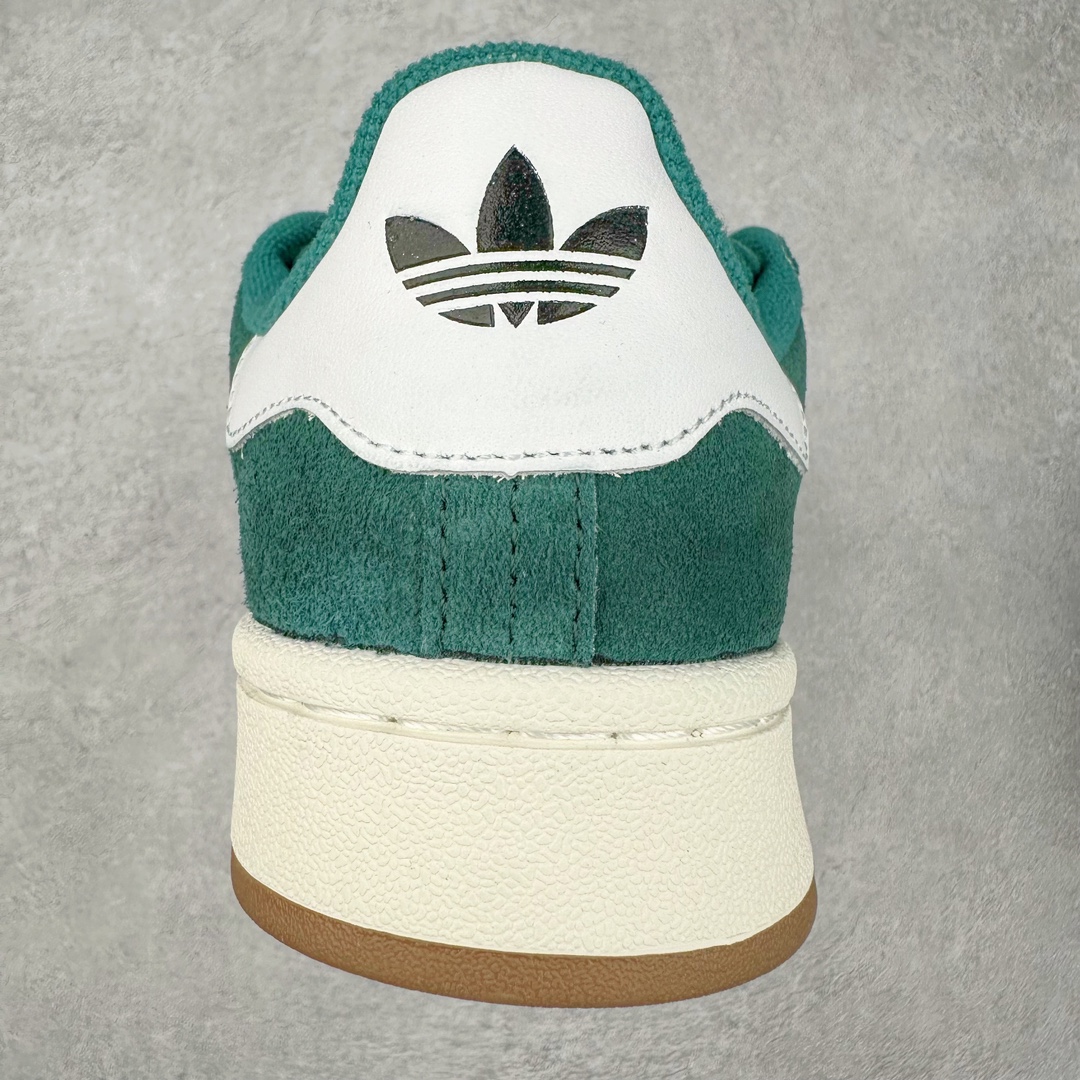 图片[8]-＃K8纯原 AD Originals Campus 00s 学院系列面包风经典复古低帮百搭休闲运动板鞋 HR1467 原鞋开发 正确版型 市面唯一全鞋采用原厂头层SD皮料 正确宽版鞋盒 清洁度完美 诠释最高工艺 这次 Originals 选择了以经典复古鞋型 Campus 为蓝本打造全新面包鞋 这款鞋型联名不断 冠希当年对它更是钟爱有加 论牌面丝毫不输贝壳头、Forum 等大热鞋型 这次 Campus 一改 80 年代的瘦长造型 鞋舌、鞋身、鞋底甚至细节都变大了 营造出千禧年前后流行的面包鞋宽大廓形 因此鞋名改为 Campus 00s 鞋身采用绒面皮料搭配白色常规皮革 质感上还是延续了经典 Campus 的设计 鞋舌填充更加饱满 让鞋款整体看起来更加圆润 搭配上这款浅蓝配色「蓝胖子」造型真的很可爱 鞋舌还加入了与以往 Campus 不同的全新三叶草 Logo 令造型更具千禧气息 鞋带也采用了加宽的设计 如果你不喜欢 这次还附送了传统鞋带可以替换 鞋底采用了米黄做旧设计 凸显鞋款的复古年代感 除了清新可人的浅蓝配色 还有一款酷灰配色 造型更加硬朗复古 而且相比浅蓝配色更加耐脏 尺码：36 36⅔ 37⅓ 38 38⅔ 39⅓ 40 40⅔ 41⅓ 42 42⅔ 43⅓ 44 44 ⅓ 45-选品中心