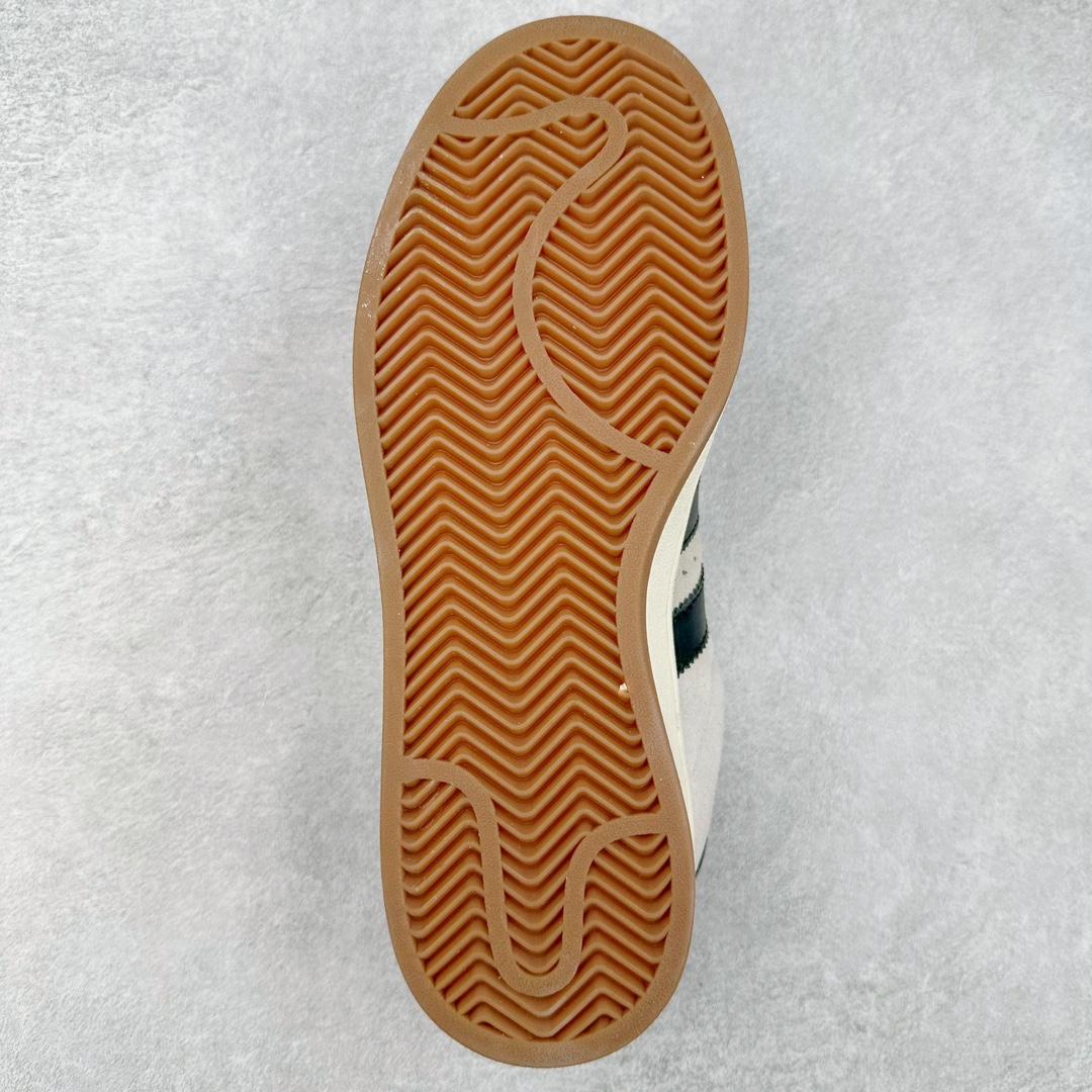 图片[9]-＃K8纯原 AD Originals Campus 00s 学院系列面包风经典复古低帮百搭休闲运动板鞋 GY0042 原鞋开发 正确版型 市面唯一全鞋采用原厂头层SD皮料 正确宽版鞋盒 清洁度完美 诠释最高工艺 这次 Originals 选择了以经典复古鞋型 Campus 为蓝本打造全新面包鞋 这款鞋型联名不断 冠希当年对它更是钟爱有加 论牌面丝毫不输贝壳头、Forum 等大热鞋型 这次 Campus 一改 80 年代的瘦长造型 鞋舌、鞋身、鞋底甚至细节都变大了 营造出千禧年前后流行的面包鞋宽大廓形 因此鞋名改为 Campus 00s 鞋身采用绒面皮料搭配白色常规皮革 质感上还是延续了经典 Campus 的设计 鞋舌填充更加饱满 让鞋款整体看起来更加圆润 搭配上这款浅蓝配色「蓝胖子」造型真的很可爱 鞋舌还加入了与以往 Campus 不同的全新三叶草 Logo 令造型更具千禧气息 鞋带也采用了加宽的设计 如果你不喜欢 这次还附送了传统鞋带可以替换 鞋底采用了米黄做旧设计 凸显鞋款的复古年代感 除了清新可人的浅蓝配色 还有一款酷灰配色 造型更加硬朗复古 而且相比浅蓝配色更加耐脏 尺码：36 36⅔ 37⅓ 38 38⅔ 39⅓ 40 40⅔ 41⅓ 42 42⅔ 43⅓ 44 44 ⅓ 45-选品中心