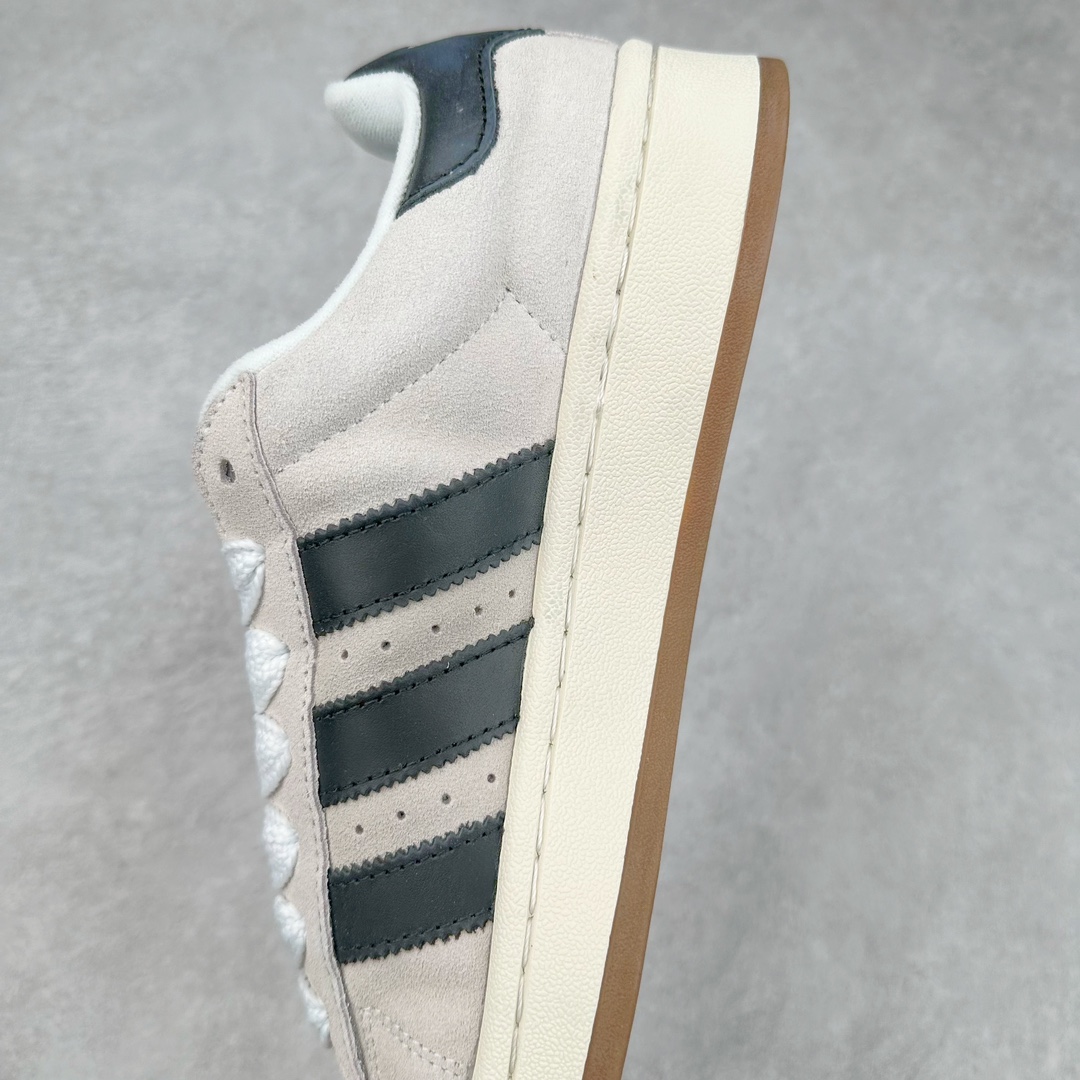 图片[7]-＃K8纯原 AD Originals Campus 00s 学院系列面包风经典复古低帮百搭休闲运动板鞋 GY0042 原鞋开发 正确版型 市面唯一全鞋采用原厂头层SD皮料 正确宽版鞋盒 清洁度完美 诠释最高工艺 这次 Originals 选择了以经典复古鞋型 Campus 为蓝本打造全新面包鞋 这款鞋型联名不断 冠希当年对它更是钟爱有加 论牌面丝毫不输贝壳头、Forum 等大热鞋型 这次 Campus 一改 80 年代的瘦长造型 鞋舌、鞋身、鞋底甚至细节都变大了 营造出千禧年前后流行的面包鞋宽大廓形 因此鞋名改为 Campus 00s 鞋身采用绒面皮料搭配白色常规皮革 质感上还是延续了经典 Campus 的设计 鞋舌填充更加饱满 让鞋款整体看起来更加圆润 搭配上这款浅蓝配色「蓝胖子」造型真的很可爱 鞋舌还加入了与以往 Campus 不同的全新三叶草 Logo 令造型更具千禧气息 鞋带也采用了加宽的设计 如果你不喜欢 这次还附送了传统鞋带可以替换 鞋底采用了米黄做旧设计 凸显鞋款的复古年代感 除了清新可人的浅蓝配色 还有一款酷灰配色 造型更加硬朗复古 而且相比浅蓝配色更加耐脏 尺码：36 36⅔ 37⅓ 38 38⅔ 39⅓ 40 40⅔ 41⅓ 42 42⅔ 43⅓ 44 44 ⅓ 45-选品中心