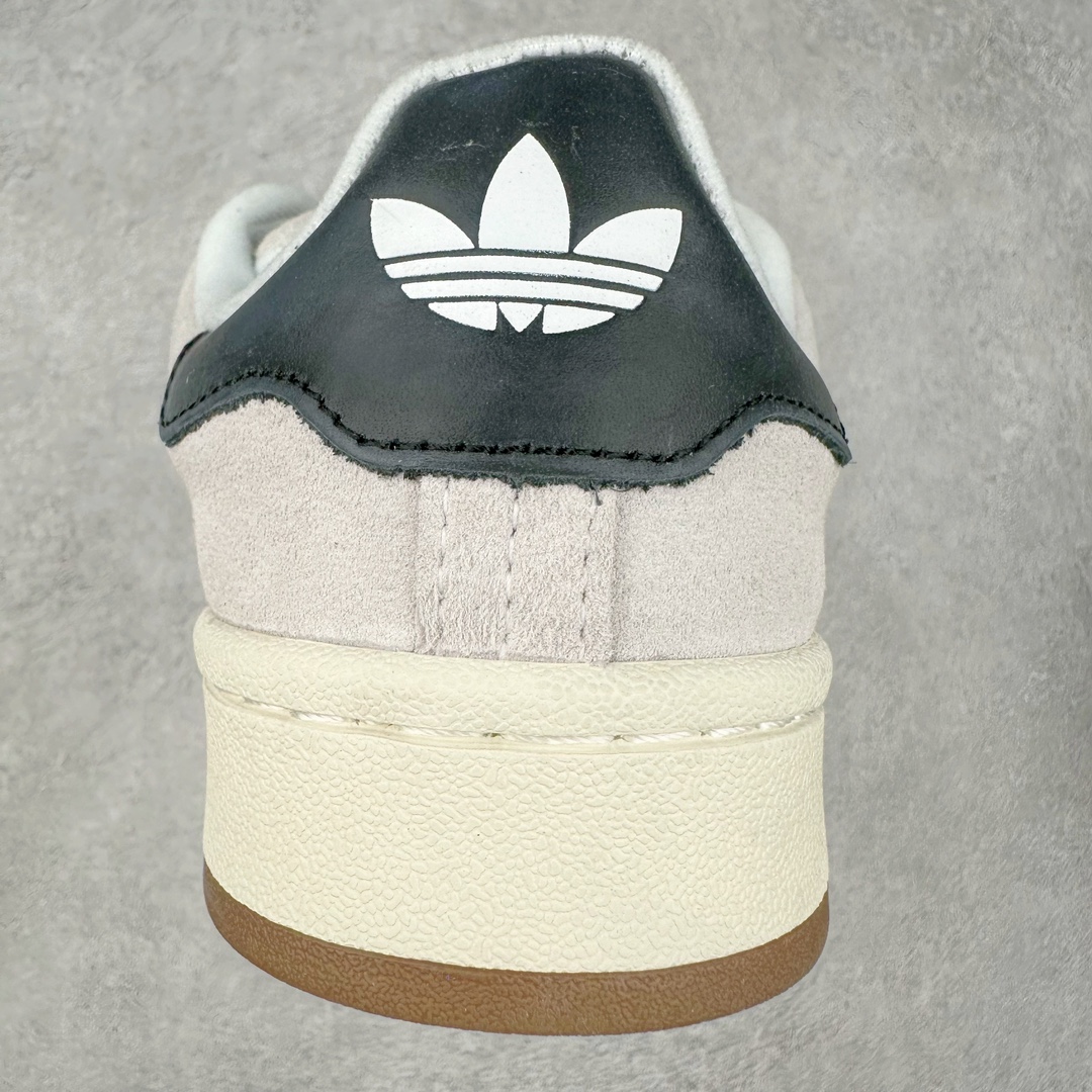 图片[8]-＃K8纯原 AD Originals Campus 00s 学院系列面包风经典复古低帮百搭休闲运动板鞋 GY0042 原鞋开发 正确版型 市面唯一全鞋采用原厂头层SD皮料 正确宽版鞋盒 清洁度完美 诠释最高工艺 这次 Originals 选择了以经典复古鞋型 Campus 为蓝本打造全新面包鞋 这款鞋型联名不断 冠希当年对它更是钟爱有加 论牌面丝毫不输贝壳头、Forum 等大热鞋型 这次 Campus 一改 80 年代的瘦长造型 鞋舌、鞋身、鞋底甚至细节都变大了 营造出千禧年前后流行的面包鞋宽大廓形 因此鞋名改为 Campus 00s 鞋身采用绒面皮料搭配白色常规皮革 质感上还是延续了经典 Campus 的设计 鞋舌填充更加饱满 让鞋款整体看起来更加圆润 搭配上这款浅蓝配色「蓝胖子」造型真的很可爱 鞋舌还加入了与以往 Campus 不同的全新三叶草 Logo 令造型更具千禧气息 鞋带也采用了加宽的设计 如果你不喜欢 这次还附送了传统鞋带可以替换 鞋底采用了米黄做旧设计 凸显鞋款的复古年代感 除了清新可人的浅蓝配色 还有一款酷灰配色 造型更加硬朗复古 而且相比浅蓝配色更加耐脏 尺码：36 36⅔ 37⅓ 38 38⅔ 39⅓ 40 40⅔ 41⅓ 42 42⅔ 43⅓ 44 44 ⅓ 45-选品中心