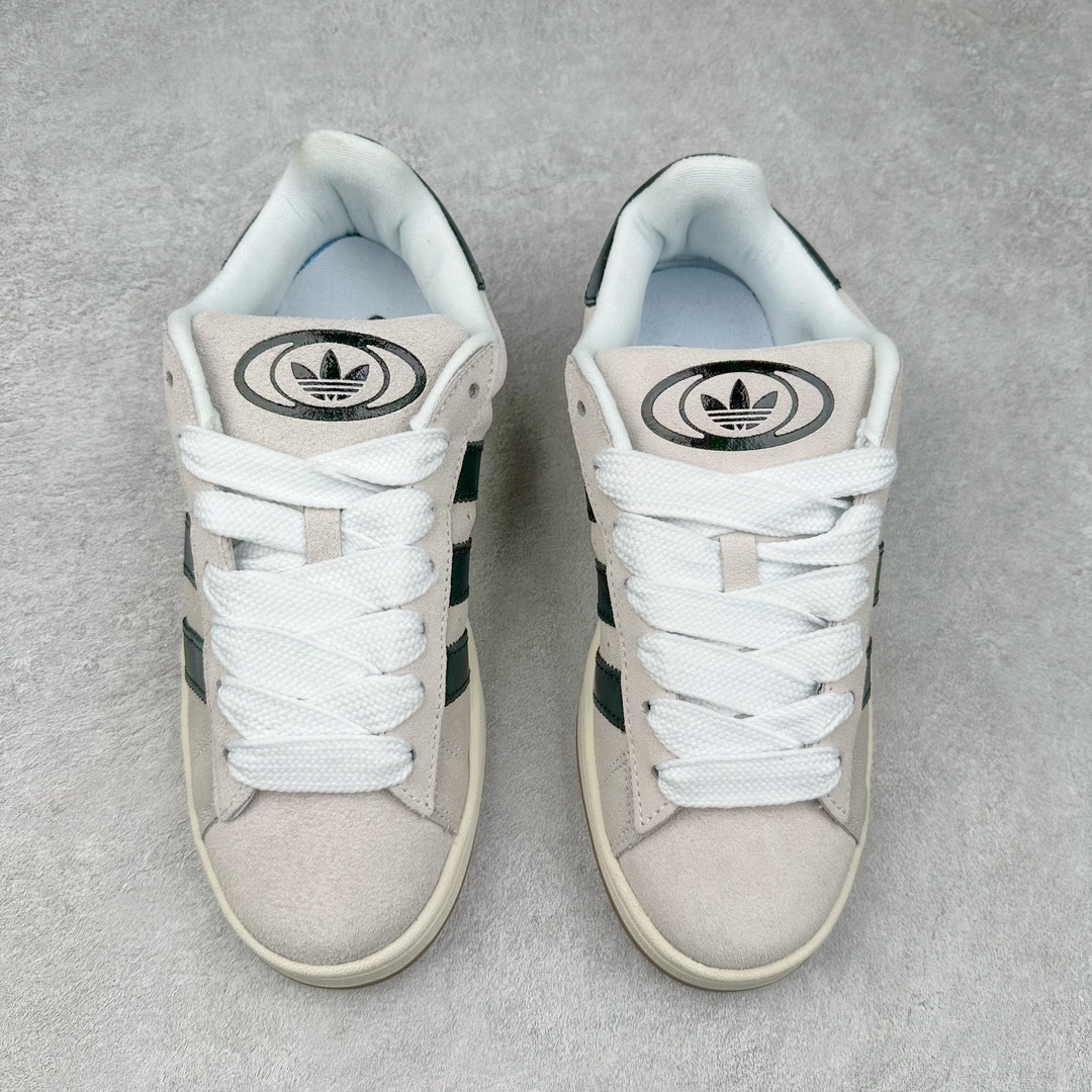 图片[2]-＃K8纯原 AD Originals Campus 00s 学院系列面包风经典复古低帮百搭休闲运动板鞋 GY0042 原鞋开发 正确版型 市面唯一全鞋采用原厂头层SD皮料 正确宽版鞋盒 清洁度完美 诠释最高工艺 这次 Originals 选择了以经典复古鞋型 Campus 为蓝本打造全新面包鞋 这款鞋型联名不断 冠希当年对它更是钟爱有加 论牌面丝毫不输贝壳头、Forum 等大热鞋型 这次 Campus 一改 80 年代的瘦长造型 鞋舌、鞋身、鞋底甚至细节都变大了 营造出千禧年前后流行的面包鞋宽大廓形 因此鞋名改为 Campus 00s 鞋身采用绒面皮料搭配白色常规皮革 质感上还是延续了经典 Campus 的设计 鞋舌填充更加饱满 让鞋款整体看起来更加圆润 搭配上这款浅蓝配色「蓝胖子」造型真的很可爱 鞋舌还加入了与以往 Campus 不同的全新三叶草 Logo 令造型更具千禧气息 鞋带也采用了加宽的设计 如果你不喜欢 这次还附送了传统鞋带可以替换 鞋底采用了米黄做旧设计 凸显鞋款的复古年代感 除了清新可人的浅蓝配色 还有一款酷灰配色 造型更加硬朗复古 而且相比浅蓝配色更加耐脏 尺码：36 36⅔ 37⅓ 38 38⅔ 39⅓ 40 40⅔ 41⅓ 42 42⅔ 43⅓ 44 44 ⅓ 45-选品中心