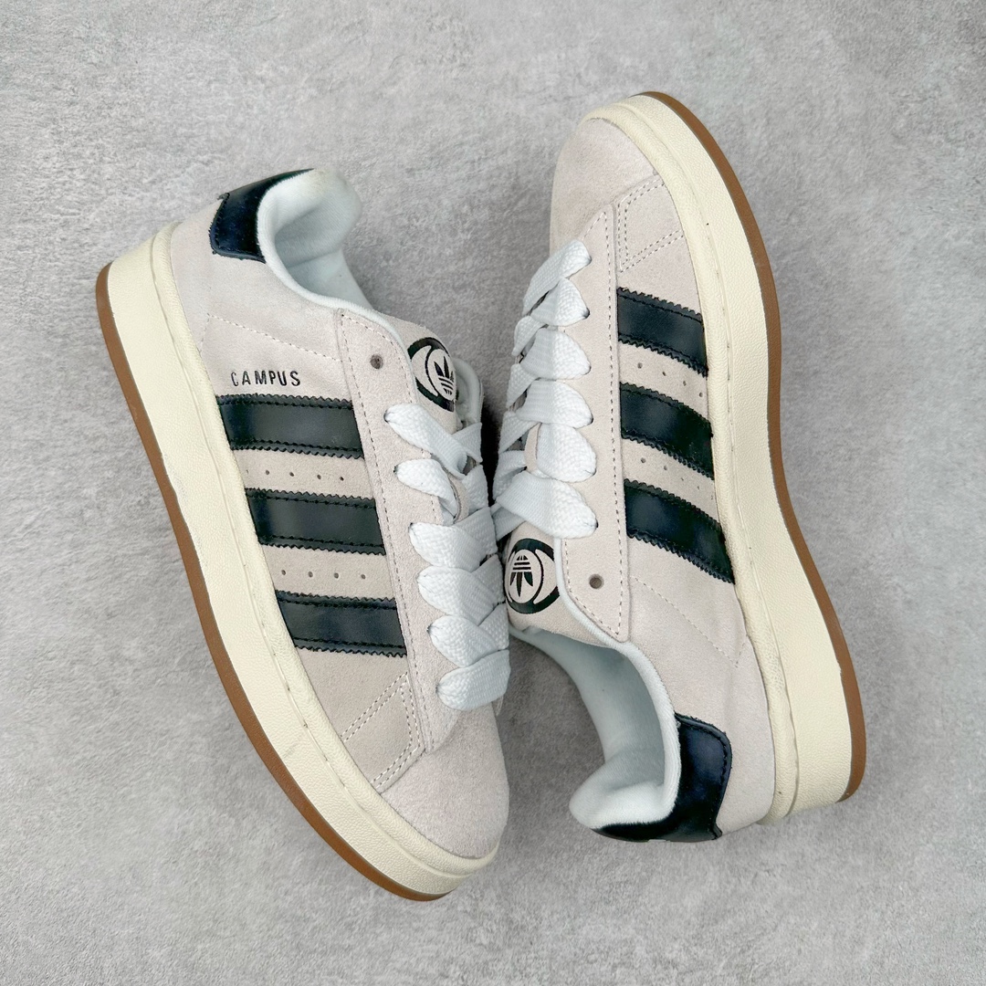 图片[3]-＃K8纯原 AD Originals Campus 00s 学院系列面包风经典复古低帮百搭休闲运动板鞋 GY0042 原鞋开发 正确版型 市面唯一全鞋采用原厂头层SD皮料 正确宽版鞋盒 清洁度完美 诠释最高工艺 这次 Originals 选择了以经典复古鞋型 Campus 为蓝本打造全新面包鞋 这款鞋型联名不断 冠希当年对它更是钟爱有加 论牌面丝毫不输贝壳头、Forum 等大热鞋型 这次 Campus 一改 80 年代的瘦长造型 鞋舌、鞋身、鞋底甚至细节都变大了 营造出千禧年前后流行的面包鞋宽大廓形 因此鞋名改为 Campus 00s 鞋身采用绒面皮料搭配白色常规皮革 质感上还是延续了经典 Campus 的设计 鞋舌填充更加饱满 让鞋款整体看起来更加圆润 搭配上这款浅蓝配色「蓝胖子」造型真的很可爱 鞋舌还加入了与以往 Campus 不同的全新三叶草 Logo 令造型更具千禧气息 鞋带也采用了加宽的设计 如果你不喜欢 这次还附送了传统鞋带可以替换 鞋底采用了米黄做旧设计 凸显鞋款的复古年代感 除了清新可人的浅蓝配色 还有一款酷灰配色 造型更加硬朗复古 而且相比浅蓝配色更加耐脏 尺码：36 36⅔ 37⅓ 38 38⅔ 39⅓ 40 40⅔ 41⅓ 42 42⅔ 43⅓ 44 44 ⅓ 45-选品中心