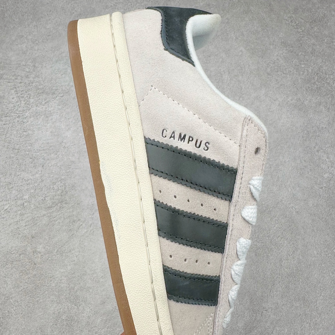 图片[6]-＃K8纯原 AD Originals Campus 00s 学院系列面包风经典复古低帮百搭休闲运动板鞋 GY0042 原鞋开发 正确版型 市面唯一全鞋采用原厂头层SD皮料 正确宽版鞋盒 清洁度完美 诠释最高工艺 这次 Originals 选择了以经典复古鞋型 Campus 为蓝本打造全新面包鞋 这款鞋型联名不断 冠希当年对它更是钟爱有加 论牌面丝毫不输贝壳头、Forum 等大热鞋型 这次 Campus 一改 80 年代的瘦长造型 鞋舌、鞋身、鞋底甚至细节都变大了 营造出千禧年前后流行的面包鞋宽大廓形 因此鞋名改为 Campus 00s 鞋身采用绒面皮料搭配白色常规皮革 质感上还是延续了经典 Campus 的设计 鞋舌填充更加饱满 让鞋款整体看起来更加圆润 搭配上这款浅蓝配色「蓝胖子」造型真的很可爱 鞋舌还加入了与以往 Campus 不同的全新三叶草 Logo 令造型更具千禧气息 鞋带也采用了加宽的设计 如果你不喜欢 这次还附送了传统鞋带可以替换 鞋底采用了米黄做旧设计 凸显鞋款的复古年代感 除了清新可人的浅蓝配色 还有一款酷灰配色 造型更加硬朗复古 而且相比浅蓝配色更加耐脏 尺码：36 36⅔ 37⅓ 38 38⅔ 39⅓ 40 40⅔ 41⅓ 42 42⅔ 43⅓ 44 44 ⅓ 45-选品中心