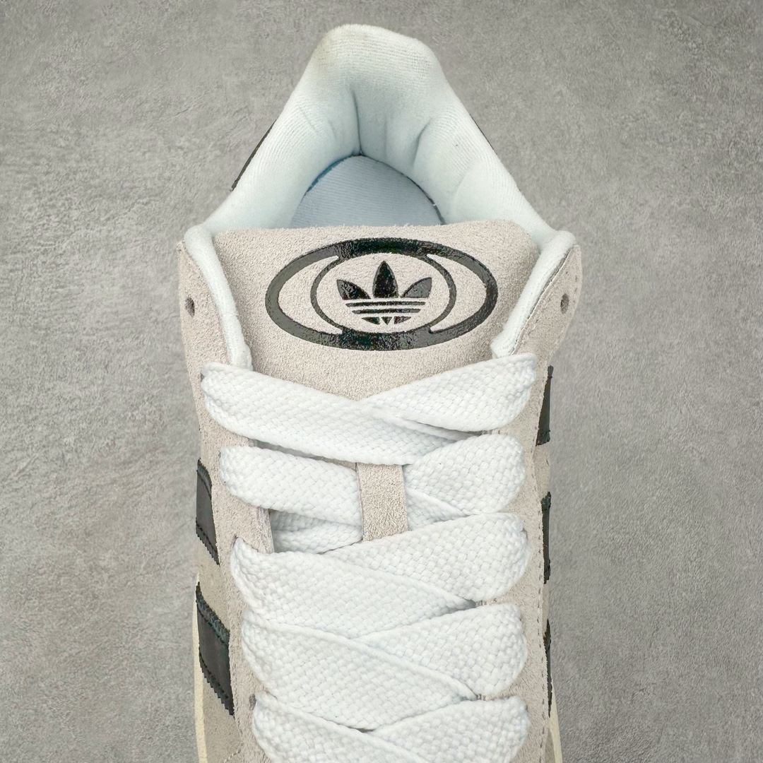 图片[5]-＃K8纯原 AD Originals Campus 00s 学院系列面包风经典复古低帮百搭休闲运动板鞋 GY0042 原鞋开发 正确版型 市面唯一全鞋采用原厂头层SD皮料 正确宽版鞋盒 清洁度完美 诠释最高工艺 这次 Originals 选择了以经典复古鞋型 Campus 为蓝本打造全新面包鞋 这款鞋型联名不断 冠希当年对它更是钟爱有加 论牌面丝毫不输贝壳头、Forum 等大热鞋型 这次 Campus 一改 80 年代的瘦长造型 鞋舌、鞋身、鞋底甚至细节都变大了 营造出千禧年前后流行的面包鞋宽大廓形 因此鞋名改为 Campus 00s 鞋身采用绒面皮料搭配白色常规皮革 质感上还是延续了经典 Campus 的设计 鞋舌填充更加饱满 让鞋款整体看起来更加圆润 搭配上这款浅蓝配色「蓝胖子」造型真的很可爱 鞋舌还加入了与以往 Campus 不同的全新三叶草 Logo 令造型更具千禧气息 鞋带也采用了加宽的设计 如果你不喜欢 这次还附送了传统鞋带可以替换 鞋底采用了米黄做旧设计 凸显鞋款的复古年代感 除了清新可人的浅蓝配色 还有一款酷灰配色 造型更加硬朗复古 而且相比浅蓝配色更加耐脏 尺码：36 36⅔ 37⅓ 38 38⅔ 39⅓ 40 40⅔ 41⅓ 42 42⅔ 43⅓ 44 44 ⅓ 45-选品中心