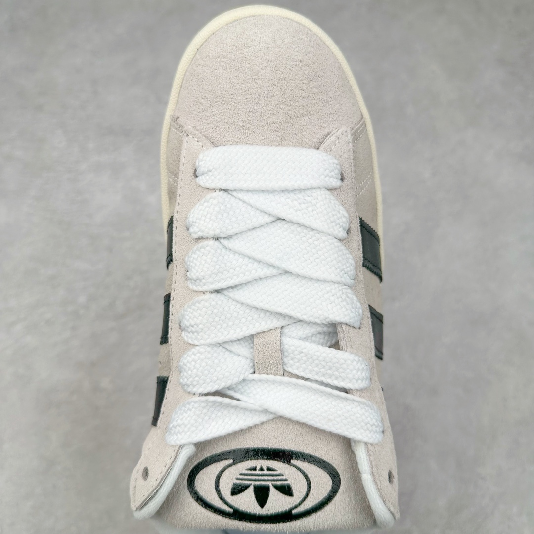 图片[4]-＃K8纯原 AD Originals Campus 00s 学院系列面包风经典复古低帮百搭休闲运动板鞋 GY0042 原鞋开发 正确版型 市面唯一全鞋采用原厂头层SD皮料 正确宽版鞋盒 清洁度完美 诠释最高工艺 这次 Originals 选择了以经典复古鞋型 Campus 为蓝本打造全新面包鞋 这款鞋型联名不断 冠希当年对它更是钟爱有加 论牌面丝毫不输贝壳头、Forum 等大热鞋型 这次 Campus 一改 80 年代的瘦长造型 鞋舌、鞋身、鞋底甚至细节都变大了 营造出千禧年前后流行的面包鞋宽大廓形 因此鞋名改为 Campus 00s 鞋身采用绒面皮料搭配白色常规皮革 质感上还是延续了经典 Campus 的设计 鞋舌填充更加饱满 让鞋款整体看起来更加圆润 搭配上这款浅蓝配色「蓝胖子」造型真的很可爱 鞋舌还加入了与以往 Campus 不同的全新三叶草 Logo 令造型更具千禧气息 鞋带也采用了加宽的设计 如果你不喜欢 这次还附送了传统鞋带可以替换 鞋底采用了米黄做旧设计 凸显鞋款的复古年代感 除了清新可人的浅蓝配色 还有一款酷灰配色 造型更加硬朗复古 而且相比浅蓝配色更加耐脏 尺码：36 36⅔ 37⅓ 38 38⅔ 39⅓ 40 40⅔ 41⅓ 42 42⅔ 43⅓ 44 44 ⅓ 45-选品中心