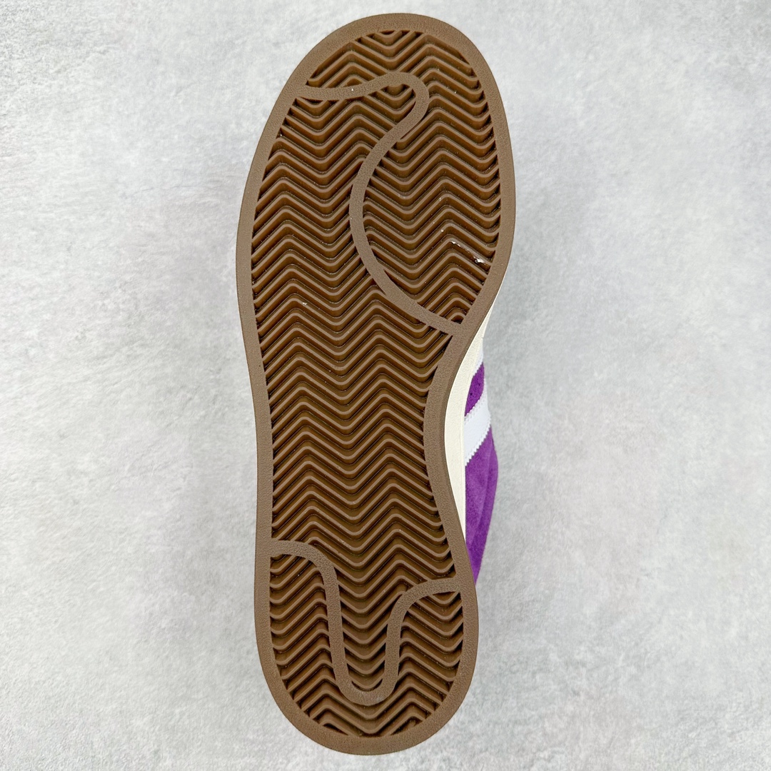 图片[9]-＃K8纯原 AD Originals Campus 00s 学院系列面包风经典复古低帮百搭休闲运动板鞋 IF0511 原鞋开发 正确版型 市面唯一全鞋采用原厂头层SD皮料 正确宽版鞋盒 清洁度完美 诠释最高工艺 这次 Originals 选择了以经典复古鞋型 Campus 为蓝本打造全新面包鞋 这款鞋型联名不断 冠希当年对它更是钟爱有加 论牌面丝毫不输贝壳头、Forum 等大热鞋型 这次 Campus 一改 80 年代的瘦长造型 鞋舌、鞋身、鞋底甚至细节都变大了 营造出千禧年前后流行的面包鞋宽大廓形 因此鞋名改为 Campus 00s 鞋身采用绒面皮料搭配白色常规皮革 质感上还是延续了经典 Campus 的设计 鞋舌填充更加饱满 让鞋款整体看起来更加圆润 搭配上这款浅蓝配色「蓝胖子」造型真的很可爱 鞋舌还加入了与以往 Campus 不同的全新三叶草 Logo 令造型更具千禧气息 鞋带也采用了加宽的设计 如果你不喜欢 这次还附送了传统鞋带可以替换 鞋底采用了米黄做旧设计 凸显鞋款的复古年代感 除了清新可人的浅蓝配色 还有一款酷灰配色 造型更加硬朗复古 而且相比浅蓝配色更加耐脏 尺码：36 36⅔ 37⅓ 38 38⅔ 39⅓ 40 40⅔ 41⅓ 42 42⅔ 43⅓ 44 44 ⅓ 45-选品中心