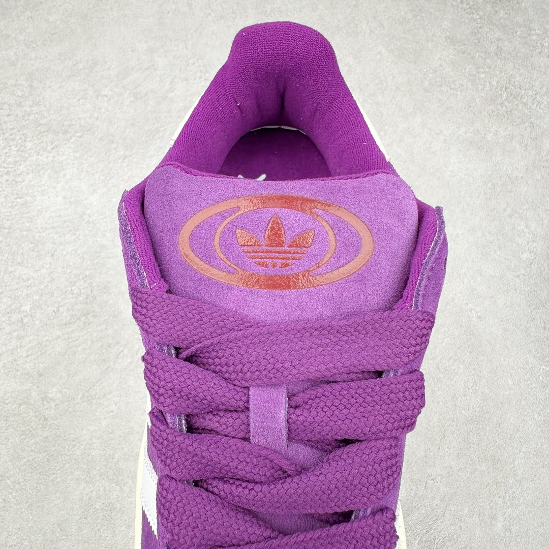 图片[5]-＃K8纯原 AD Originals Campus 00s 学院系列面包风经典复古低帮百搭休闲运动板鞋 IF0511 原鞋开发 正确版型 市面唯一全鞋采用原厂头层SD皮料 正确宽版鞋盒 清洁度完美 诠释最高工艺 这次 Originals 选择了以经典复古鞋型 Campus 为蓝本打造全新面包鞋 这款鞋型联名不断 冠希当年对它更是钟爱有加 论牌面丝毫不输贝壳头、Forum 等大热鞋型 这次 Campus 一改 80 年代的瘦长造型 鞋舌、鞋身、鞋底甚至细节都变大了 营造出千禧年前后流行的面包鞋宽大廓形 因此鞋名改为 Campus 00s 鞋身采用绒面皮料搭配白色常规皮革 质感上还是延续了经典 Campus 的设计 鞋舌填充更加饱满 让鞋款整体看起来更加圆润 搭配上这款浅蓝配色「蓝胖子」造型真的很可爱 鞋舌还加入了与以往 Campus 不同的全新三叶草 Logo 令造型更具千禧气息 鞋带也采用了加宽的设计 如果你不喜欢 这次还附送了传统鞋带可以替换 鞋底采用了米黄做旧设计 凸显鞋款的复古年代感 除了清新可人的浅蓝配色 还有一款酷灰配色 造型更加硬朗复古 而且相比浅蓝配色更加耐脏 尺码：36 36⅔ 37⅓ 38 38⅔ 39⅓ 40 40⅔ 41⅓ 42 42⅔ 43⅓ 44 44 ⅓ 45-选品中心