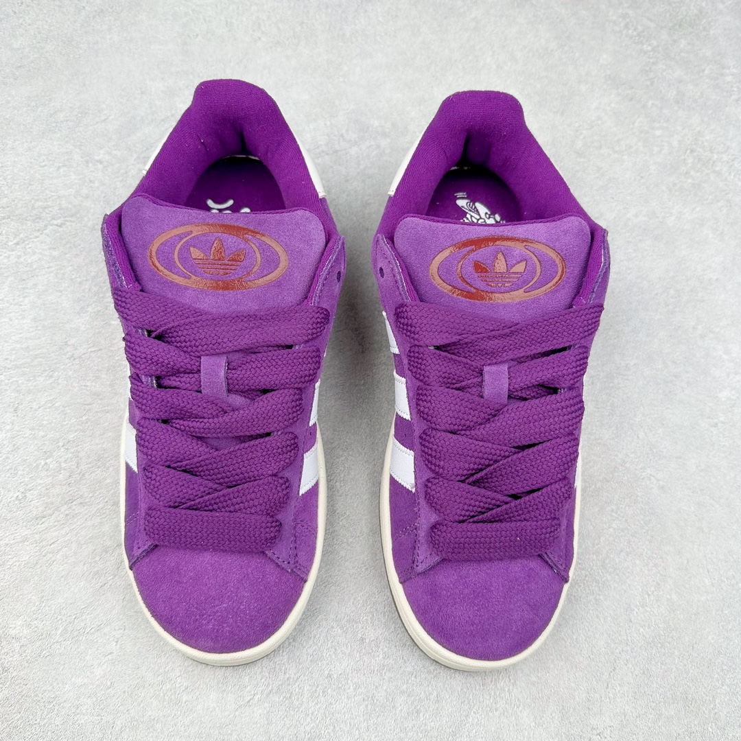 图片[2]-＃K8纯原 AD Originals Campus 00s 学院系列面包风经典复古低帮百搭休闲运动板鞋 IF0511 原鞋开发 正确版型 市面唯一全鞋采用原厂头层SD皮料 正确宽版鞋盒 清洁度完美 诠释最高工艺 这次 Originals 选择了以经典复古鞋型 Campus 为蓝本打造全新面包鞋 这款鞋型联名不断 冠希当年对它更是钟爱有加 论牌面丝毫不输贝壳头、Forum 等大热鞋型 这次 Campus 一改 80 年代的瘦长造型 鞋舌、鞋身、鞋底甚至细节都变大了 营造出千禧年前后流行的面包鞋宽大廓形 因此鞋名改为 Campus 00s 鞋身采用绒面皮料搭配白色常规皮革 质感上还是延续了经典 Campus 的设计 鞋舌填充更加饱满 让鞋款整体看起来更加圆润 搭配上这款浅蓝配色「蓝胖子」造型真的很可爱 鞋舌还加入了与以往 Campus 不同的全新三叶草 Logo 令造型更具千禧气息 鞋带也采用了加宽的设计 如果你不喜欢 这次还附送了传统鞋带可以替换 鞋底采用了米黄做旧设计 凸显鞋款的复古年代感 除了清新可人的浅蓝配色 还有一款酷灰配色 造型更加硬朗复古 而且相比浅蓝配色更加耐脏 尺码：36 36⅔ 37⅓ 38 38⅔ 39⅓ 40 40⅔ 41⅓ 42 42⅔ 43⅓ 44 44 ⅓ 45-选品中心