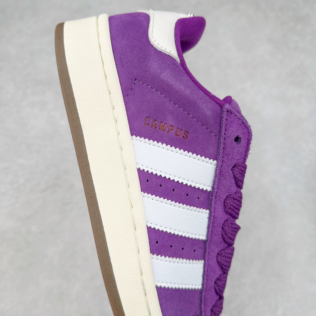 图片[6]-＃K8纯原 AD Originals Campus 00s 学院系列面包风经典复古低帮百搭休闲运动板鞋 IF0511 原鞋开发 正确版型 市面唯一全鞋采用原厂头层SD皮料 正确宽版鞋盒 清洁度完美 诠释最高工艺 这次 Originals 选择了以经典复古鞋型 Campus 为蓝本打造全新面包鞋 这款鞋型联名不断 冠希当年对它更是钟爱有加 论牌面丝毫不输贝壳头、Forum 等大热鞋型 这次 Campus 一改 80 年代的瘦长造型 鞋舌、鞋身、鞋底甚至细节都变大了 营造出千禧年前后流行的面包鞋宽大廓形 因此鞋名改为 Campus 00s 鞋身采用绒面皮料搭配白色常规皮革 质感上还是延续了经典 Campus 的设计 鞋舌填充更加饱满 让鞋款整体看起来更加圆润 搭配上这款浅蓝配色「蓝胖子」造型真的很可爱 鞋舌还加入了与以往 Campus 不同的全新三叶草 Logo 令造型更具千禧气息 鞋带也采用了加宽的设计 如果你不喜欢 这次还附送了传统鞋带可以替换 鞋底采用了米黄做旧设计 凸显鞋款的复古年代感 除了清新可人的浅蓝配色 还有一款酷灰配色 造型更加硬朗复古 而且相比浅蓝配色更加耐脏 尺码：36 36⅔ 37⅓ 38 38⅔ 39⅓ 40 40⅔ 41⅓ 42 42⅔ 43⅓ 44 44 ⅓ 45-选品中心