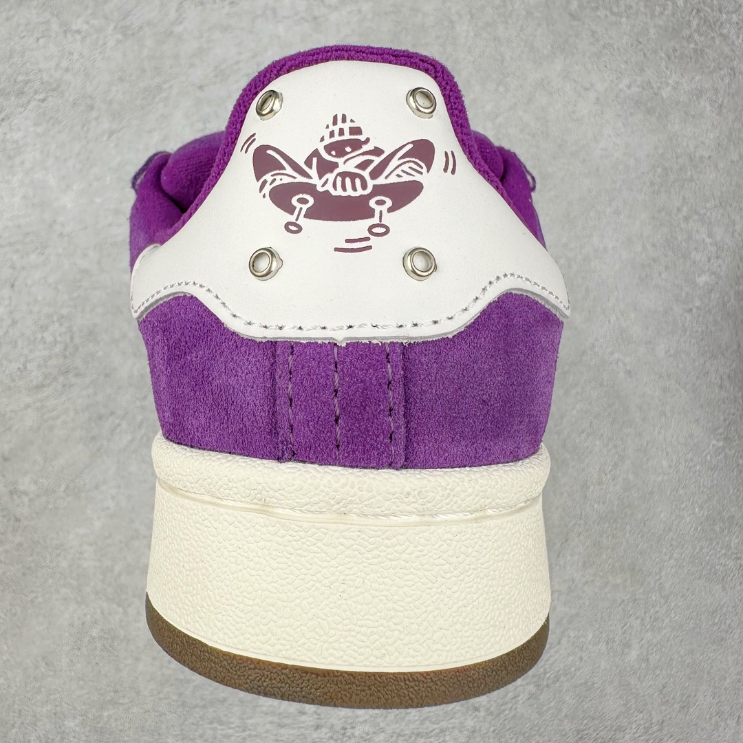 图片[8]-＃K8纯原 AD Originals Campus 00s 学院系列面包风经典复古低帮百搭休闲运动板鞋 IF0511 原鞋开发 正确版型 市面唯一全鞋采用原厂头层SD皮料 正确宽版鞋盒 清洁度完美 诠释最高工艺 这次 Originals 选择了以经典复古鞋型 Campus 为蓝本打造全新面包鞋 这款鞋型联名不断 冠希当年对它更是钟爱有加 论牌面丝毫不输贝壳头、Forum 等大热鞋型 这次 Campus 一改 80 年代的瘦长造型 鞋舌、鞋身、鞋底甚至细节都变大了 营造出千禧年前后流行的面包鞋宽大廓形 因此鞋名改为 Campus 00s 鞋身采用绒面皮料搭配白色常规皮革 质感上还是延续了经典 Campus 的设计 鞋舌填充更加饱满 让鞋款整体看起来更加圆润 搭配上这款浅蓝配色「蓝胖子」造型真的很可爱 鞋舌还加入了与以往 Campus 不同的全新三叶草 Logo 令造型更具千禧气息 鞋带也采用了加宽的设计 如果你不喜欢 这次还附送了传统鞋带可以替换 鞋底采用了米黄做旧设计 凸显鞋款的复古年代感 除了清新可人的浅蓝配色 还有一款酷灰配色 造型更加硬朗复古 而且相比浅蓝配色更加耐脏 尺码：36 36⅔ 37⅓ 38 38⅔ 39⅓ 40 40⅔ 41⅓ 42 42⅔ 43⅓ 44 44 ⅓ 45-选品中心