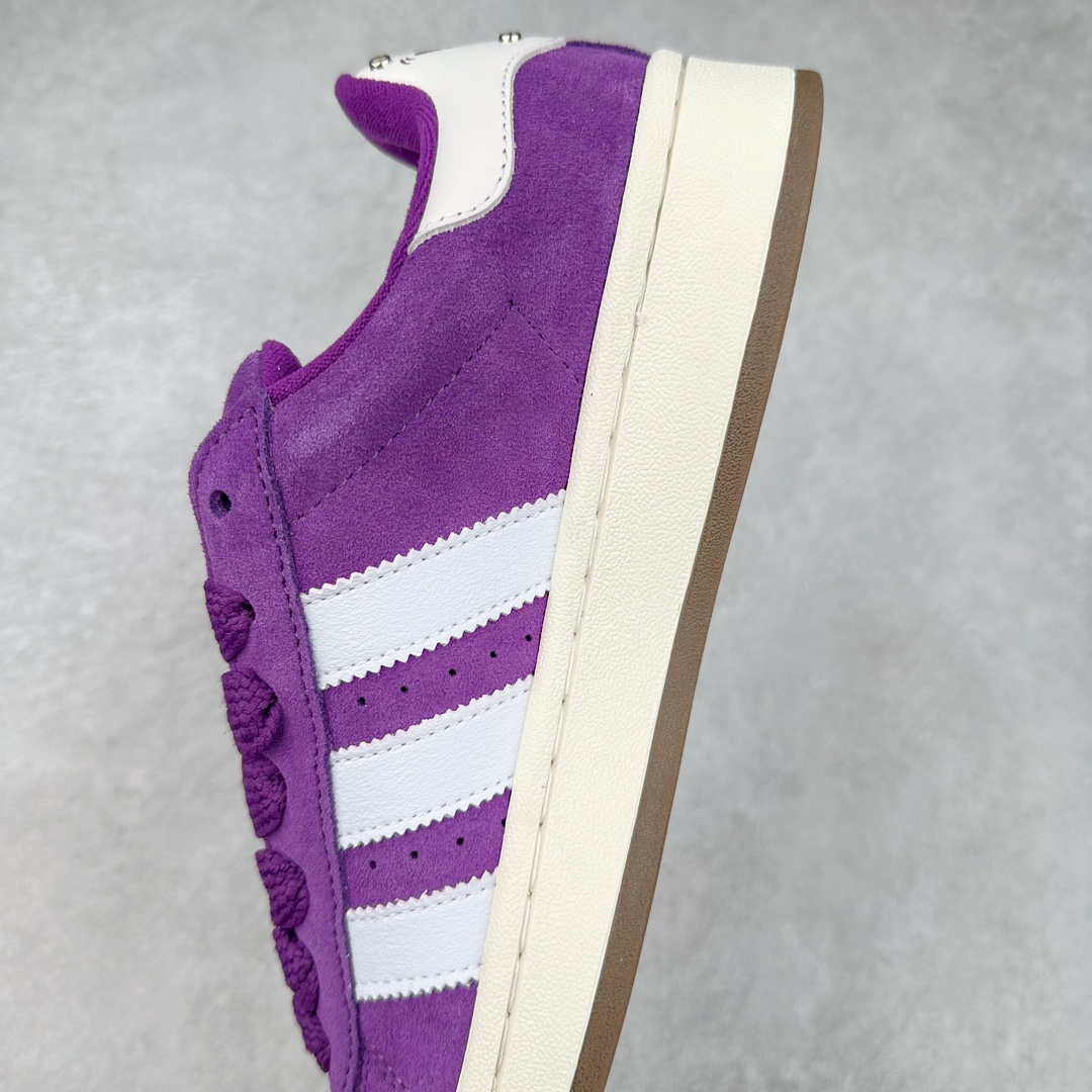 图片[7]-＃K8纯原 AD Originals Campus 00s 学院系列面包风经典复古低帮百搭休闲运动板鞋 IF0511 原鞋开发 正确版型 市面唯一全鞋采用原厂头层SD皮料 正确宽版鞋盒 清洁度完美 诠释最高工艺 这次 Originals 选择了以经典复古鞋型 Campus 为蓝本打造全新面包鞋 这款鞋型联名不断 冠希当年对它更是钟爱有加 论牌面丝毫不输贝壳头、Forum 等大热鞋型 这次 Campus 一改 80 年代的瘦长造型 鞋舌、鞋身、鞋底甚至细节都变大了 营造出千禧年前后流行的面包鞋宽大廓形 因此鞋名改为 Campus 00s 鞋身采用绒面皮料搭配白色常规皮革 质感上还是延续了经典 Campus 的设计 鞋舌填充更加饱满 让鞋款整体看起来更加圆润 搭配上这款浅蓝配色「蓝胖子」造型真的很可爱 鞋舌还加入了与以往 Campus 不同的全新三叶草 Logo 令造型更具千禧气息 鞋带也采用了加宽的设计 如果你不喜欢 这次还附送了传统鞋带可以替换 鞋底采用了米黄做旧设计 凸显鞋款的复古年代感 除了清新可人的浅蓝配色 还有一款酷灰配色 造型更加硬朗复古 而且相比浅蓝配色更加耐脏 尺码：36 36⅔ 37⅓ 38 38⅔ 39⅓ 40 40⅔ 41⅓ 42 42⅔ 43⅓ 44 44 ⅓ 45-选品中心