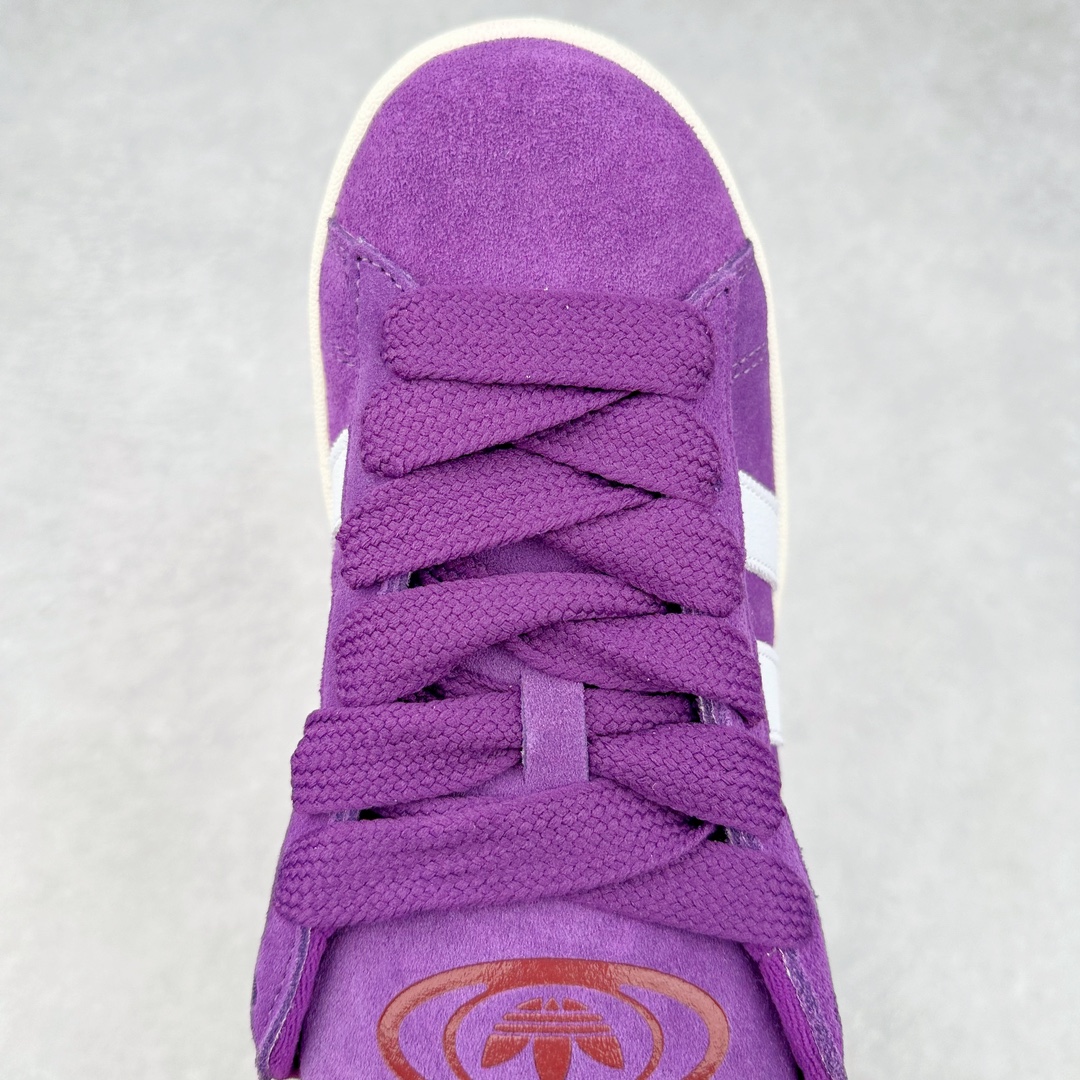 图片[4]-＃K8纯原 AD Originals Campus 00s 学院系列面包风经典复古低帮百搭休闲运动板鞋 IF0511 原鞋开发 正确版型 市面唯一全鞋采用原厂头层SD皮料 正确宽版鞋盒 清洁度完美 诠释最高工艺 这次 Originals 选择了以经典复古鞋型 Campus 为蓝本打造全新面包鞋 这款鞋型联名不断 冠希当年对它更是钟爱有加 论牌面丝毫不输贝壳头、Forum 等大热鞋型 这次 Campus 一改 80 年代的瘦长造型 鞋舌、鞋身、鞋底甚至细节都变大了 营造出千禧年前后流行的面包鞋宽大廓形 因此鞋名改为 Campus 00s 鞋身采用绒面皮料搭配白色常规皮革 质感上还是延续了经典 Campus 的设计 鞋舌填充更加饱满 让鞋款整体看起来更加圆润 搭配上这款浅蓝配色「蓝胖子」造型真的很可爱 鞋舌还加入了与以往 Campus 不同的全新三叶草 Logo 令造型更具千禧气息 鞋带也采用了加宽的设计 如果你不喜欢 这次还附送了传统鞋带可以替换 鞋底采用了米黄做旧设计 凸显鞋款的复古年代感 除了清新可人的浅蓝配色 还有一款酷灰配色 造型更加硬朗复古 而且相比浅蓝配色更加耐脏 尺码：36 36⅔ 37⅓ 38 38⅔ 39⅓ 40 40⅔ 41⅓ 42 42⅔ 43⅓ 44 44 ⅓ 45-选品中心