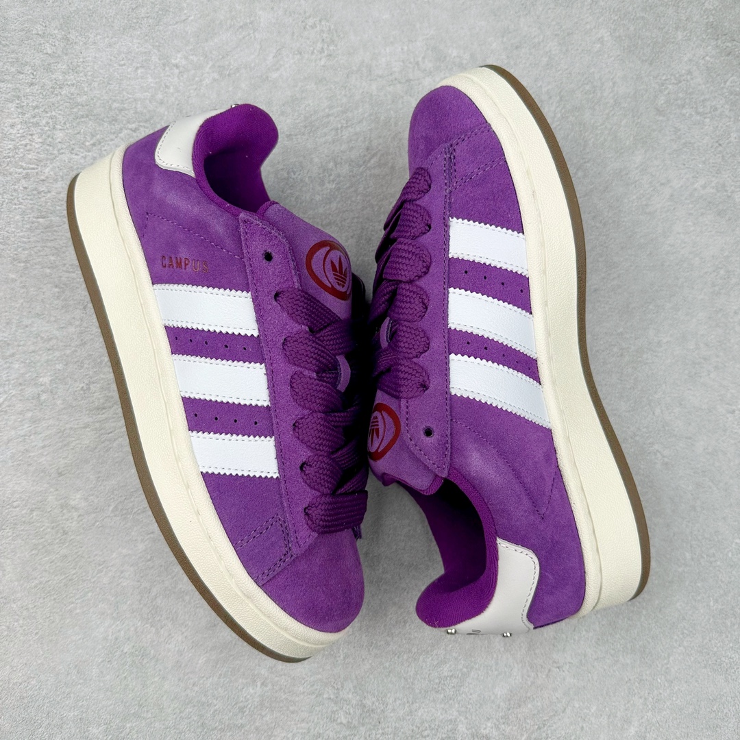 图片[3]-＃K8纯原 AD Originals Campus 00s 学院系列面包风经典复古低帮百搭休闲运动板鞋 IF0511 原鞋开发 正确版型 市面唯一全鞋采用原厂头层SD皮料 正确宽版鞋盒 清洁度完美 诠释最高工艺 这次 Originals 选择了以经典复古鞋型 Campus 为蓝本打造全新面包鞋 这款鞋型联名不断 冠希当年对它更是钟爱有加 论牌面丝毫不输贝壳头、Forum 等大热鞋型 这次 Campus 一改 80 年代的瘦长造型 鞋舌、鞋身、鞋底甚至细节都变大了 营造出千禧年前后流行的面包鞋宽大廓形 因此鞋名改为 Campus 00s 鞋身采用绒面皮料搭配白色常规皮革 质感上还是延续了经典 Campus 的设计 鞋舌填充更加饱满 让鞋款整体看起来更加圆润 搭配上这款浅蓝配色「蓝胖子」造型真的很可爱 鞋舌还加入了与以往 Campus 不同的全新三叶草 Logo 令造型更具千禧气息 鞋带也采用了加宽的设计 如果你不喜欢 这次还附送了传统鞋带可以替换 鞋底采用了米黄做旧设计 凸显鞋款的复古年代感 除了清新可人的浅蓝配色 还有一款酷灰配色 造型更加硬朗复古 而且相比浅蓝配色更加耐脏 尺码：36 36⅔ 37⅓ 38 38⅔ 39⅓ 40 40⅔ 41⅓ 42 42⅔ 43⅓ 44 44 ⅓ 45-选品中心