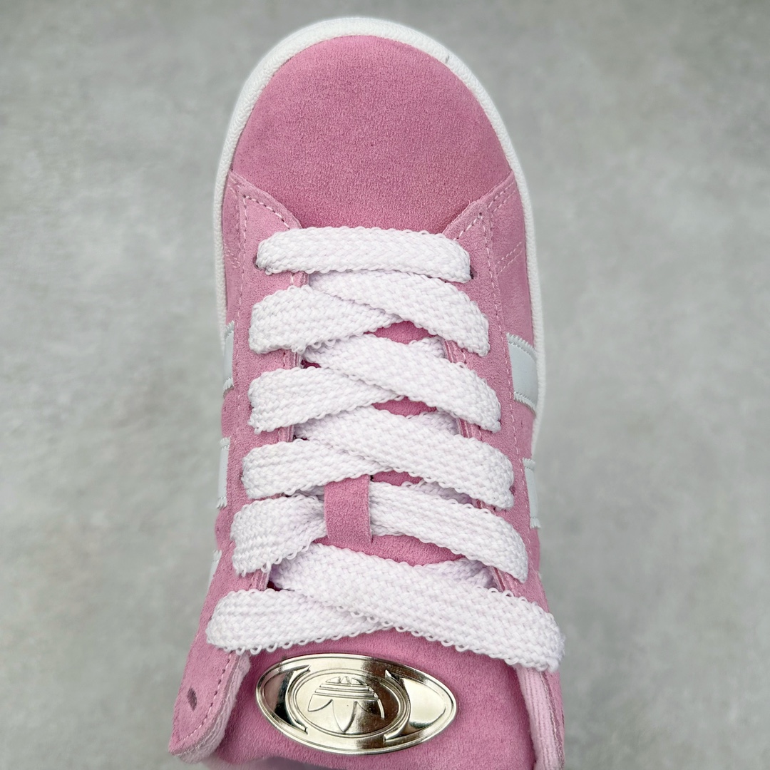 图片[4]-＃K8纯原 AD Originals Campus 00s 学院系列面包风经典复古低帮百搭休闲运动板鞋 HP6395 原鞋开发 正确版型 市面唯一全鞋采用原厂头层SD皮料 正确宽版鞋盒 清洁度完美 诠释最高工艺 这次 Originals 选择了以经典复古鞋型 Campus 为蓝本打造全新面包鞋 这款鞋型联名不断 冠希当年对它更是钟爱有加 论牌面丝毫不输贝壳头、Forum 等大热鞋型 这次 Campus 一改 80 年代的瘦长造型 鞋舌、鞋身、鞋底甚至细节都变大了 营造出千禧年前后流行的面包鞋宽大廓形 因此鞋名改为 Campus 00s 鞋身采用绒面皮料搭配白色常规皮革 质感上还是延续了经典 Campus 的设计 鞋舌填充更加饱满 让鞋款整体看起来更加圆润 搭配上这款浅蓝配色「蓝胖子」造型真的很可爱 鞋舌还加入了与以往 Campus 不同的全新三叶草 Logo 令造型更具千禧气息 鞋带也采用了加宽的设计 如果你不喜欢 这次还附送了传统鞋带可以替换 鞋底采用了米黄做旧设计 凸显鞋款的复古年代感 除了清新可人的浅蓝配色 还有一款酷灰配色 造型更加硬朗复古 而且相比浅蓝配色更加耐脏 尺码：36 36⅔ 37⅓ 38 38⅔ 39⅓ 40 40⅔ 41⅓ 42 42⅔ 43⅓ 44 44 ⅓ 45-选品中心