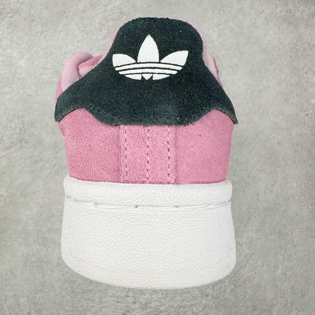 图片[8]-＃K8纯原 AD Originals Campus 00s 学院系列面包风经典复古低帮百搭休闲运动板鞋 HP6395 原鞋开发 正确版型 市面唯一全鞋采用原厂头层SD皮料 正确宽版鞋盒 清洁度完美 诠释最高工艺 这次 Originals 选择了以经典复古鞋型 Campus 为蓝本打造全新面包鞋 这款鞋型联名不断 冠希当年对它更是钟爱有加 论牌面丝毫不输贝壳头、Forum 等大热鞋型 这次 Campus 一改 80 年代的瘦长造型 鞋舌、鞋身、鞋底甚至细节都变大了 营造出千禧年前后流行的面包鞋宽大廓形 因此鞋名改为 Campus 00s 鞋身采用绒面皮料搭配白色常规皮革 质感上还是延续了经典 Campus 的设计 鞋舌填充更加饱满 让鞋款整体看起来更加圆润 搭配上这款浅蓝配色「蓝胖子」造型真的很可爱 鞋舌还加入了与以往 Campus 不同的全新三叶草 Logo 令造型更具千禧气息 鞋带也采用了加宽的设计 如果你不喜欢 这次还附送了传统鞋带可以替换 鞋底采用了米黄做旧设计 凸显鞋款的复古年代感 除了清新可人的浅蓝配色 还有一款酷灰配色 造型更加硬朗复古 而且相比浅蓝配色更加耐脏 尺码：36 36⅔ 37⅓ 38 38⅔ 39⅓ 40 40⅔ 41⅓ 42 42⅔ 43⅓ 44 44 ⅓ 45-选品中心