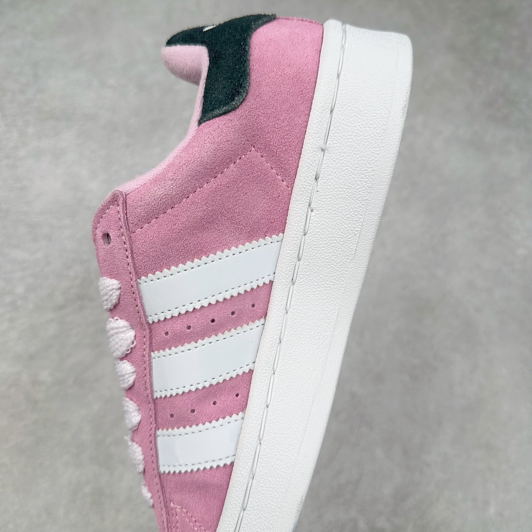 图片[7]-＃K8纯原 AD Originals Campus 00s 学院系列面包风经典复古低帮百搭休闲运动板鞋 HP6395 原鞋开发 正确版型 市面唯一全鞋采用原厂头层SD皮料 正确宽版鞋盒 清洁度完美 诠释最高工艺 这次 Originals 选择了以经典复古鞋型 Campus 为蓝本打造全新面包鞋 这款鞋型联名不断 冠希当年对它更是钟爱有加 论牌面丝毫不输贝壳头、Forum 等大热鞋型 这次 Campus 一改 80 年代的瘦长造型 鞋舌、鞋身、鞋底甚至细节都变大了 营造出千禧年前后流行的面包鞋宽大廓形 因此鞋名改为 Campus 00s 鞋身采用绒面皮料搭配白色常规皮革 质感上还是延续了经典 Campus 的设计 鞋舌填充更加饱满 让鞋款整体看起来更加圆润 搭配上这款浅蓝配色「蓝胖子」造型真的很可爱 鞋舌还加入了与以往 Campus 不同的全新三叶草 Logo 令造型更具千禧气息 鞋带也采用了加宽的设计 如果你不喜欢 这次还附送了传统鞋带可以替换 鞋底采用了米黄做旧设计 凸显鞋款的复古年代感 除了清新可人的浅蓝配色 还有一款酷灰配色 造型更加硬朗复古 而且相比浅蓝配色更加耐脏 尺码：36 36⅔ 37⅓ 38 38⅔ 39⅓ 40 40⅔ 41⅓ 42 42⅔ 43⅓ 44 44 ⅓ 45-选品中心